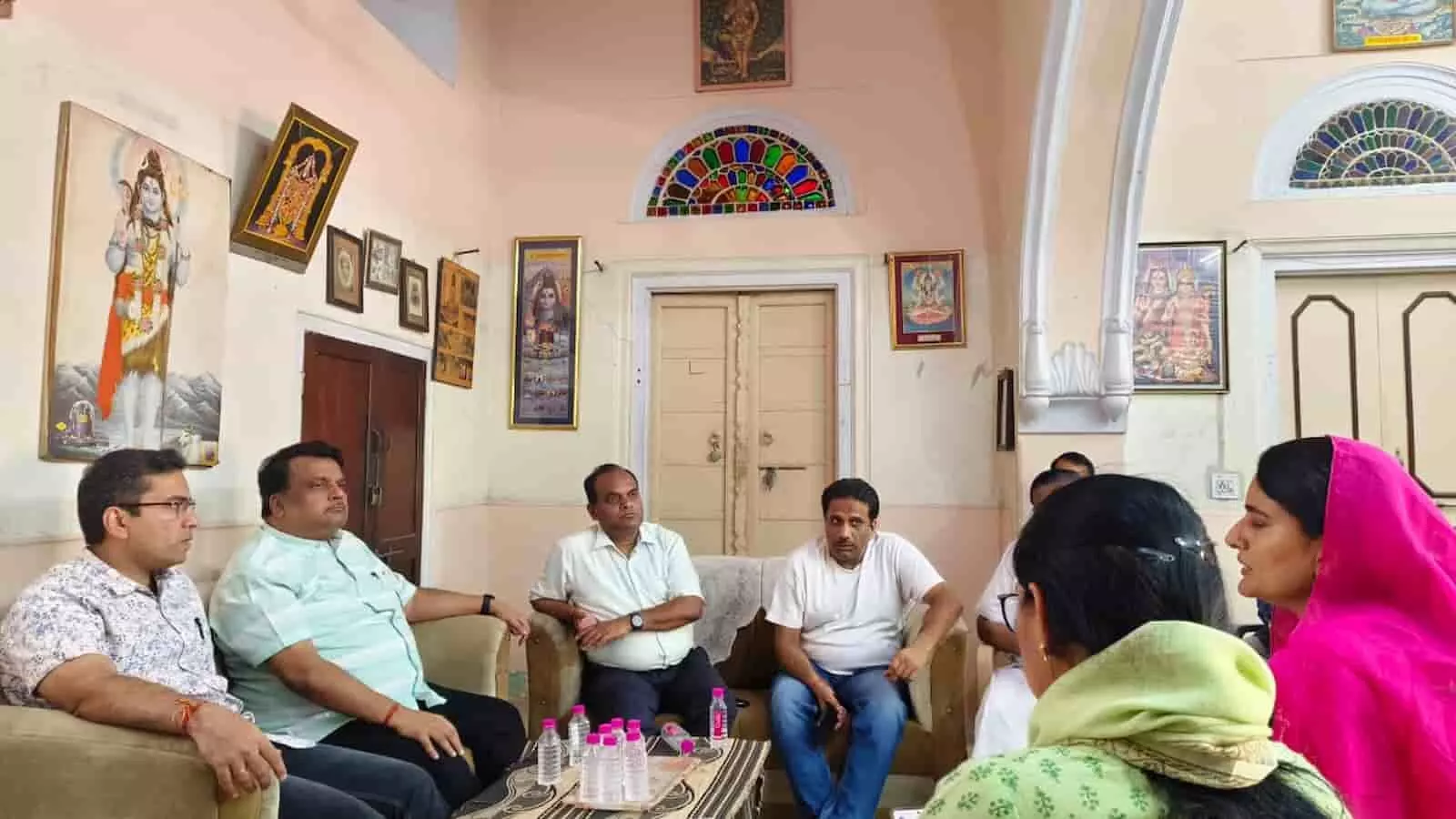 नई दिल्ली में बैठक के दौरान मुख्यमंत्री भजनलाल शर्मा और अन्य अधिकारी मेज पर रखी पानी की बोतलों और दस्तावेजों के साथ चर्चा करते हुए। नई दिल्ली में बैठक के दौरान मुख्यमंत्री भजनलाल शर्मा और अन्य अधिकारी मेज पर रखी पानी की बोतलों और दस्तावेजों के साथ चर्चा करते हुए।