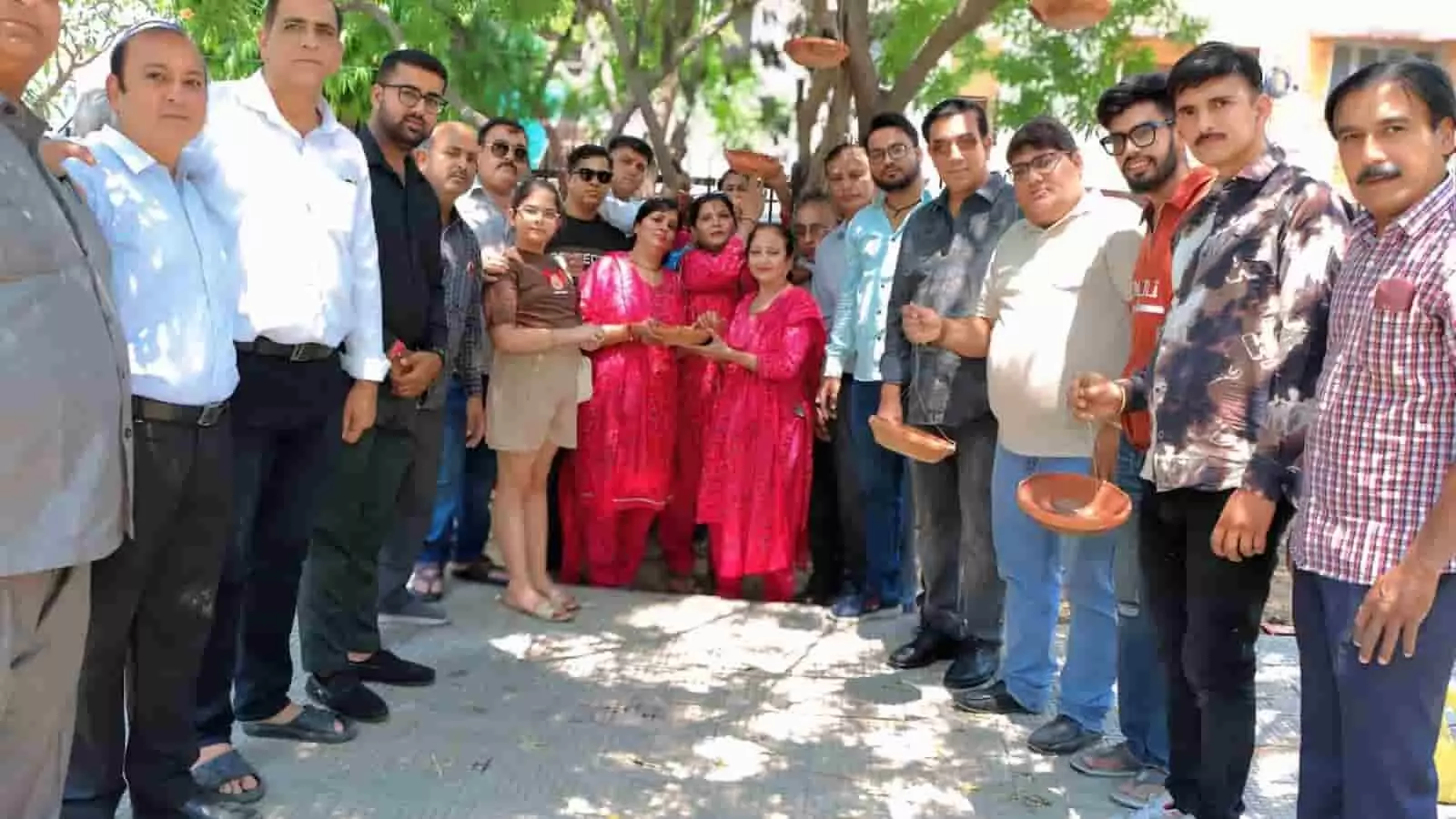विवेकानंद पार्क में परिंडा अभियान के दौरान मिट्टी के पात्र पकड़े हुए लव त्रिलोकानी संस्थान के सदस्य। विवेकानंद पार्क में परिंडा अभियान के दौरान मिट्टी के पात्र पकड़े हुए लव त्रिलोकानी संस्थान के सदस्य।