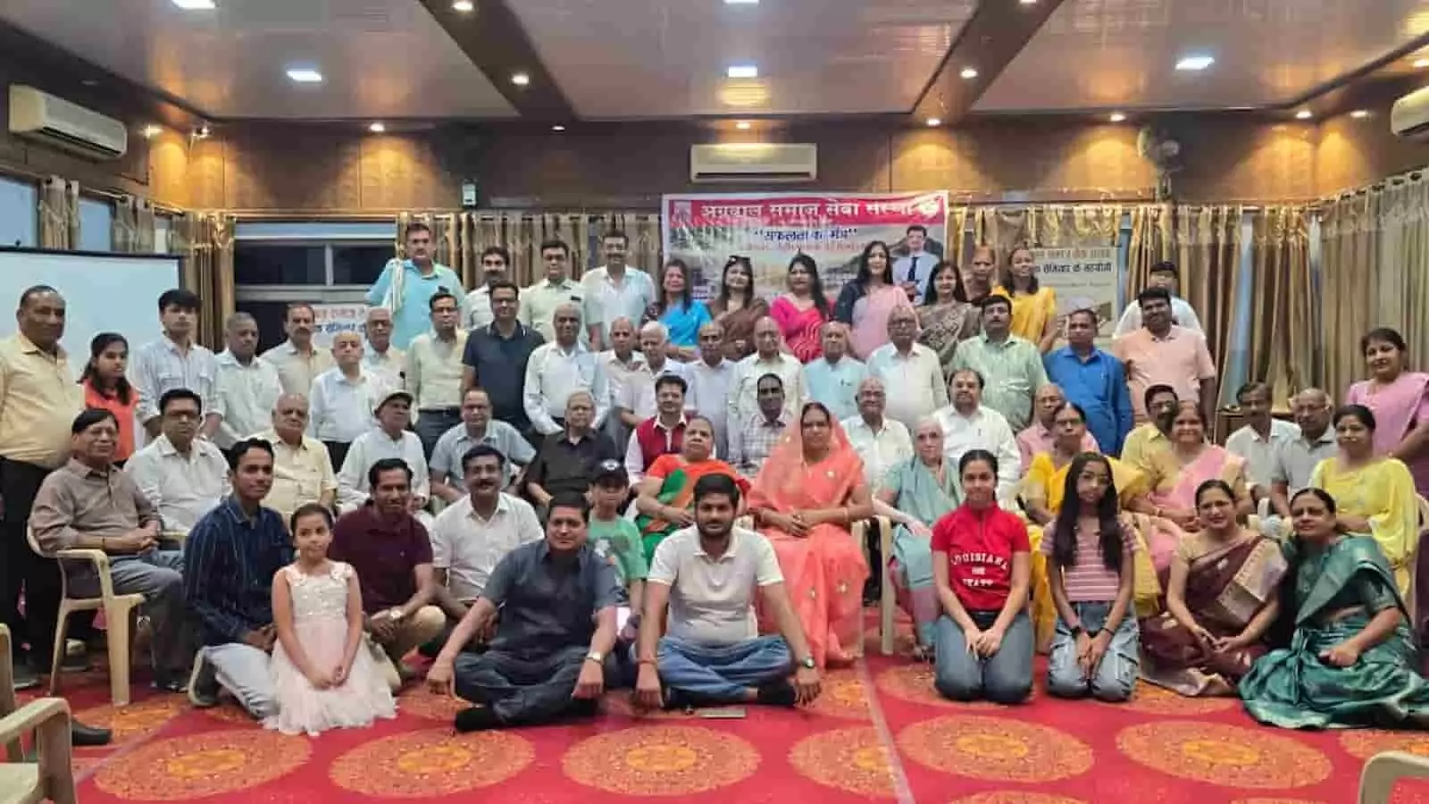 कोटा में करियर सेमिनार के दौरान मंच पर बैठे अतिथि और सभागार में उपस्थित विद्यार्थी। कोटा में करियर सेमिनार के दौरान मंच पर बैठे अतिथि और सभागार में उपस्थित विद्यार्थी।