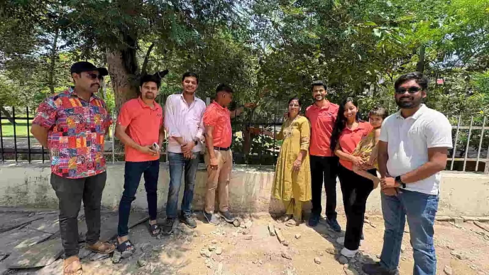 कोटा के एक पार्क में जेसीआई अचीवर्स सदस्य मदर्स डे पर पक्षियों के लिए पेड़ पर परिंडा बांधते हुए। कोटा के एक पार्क में जेसीआई अचीवर्स सदस्य मदर्स डे पर पक्षियों के लिए पेड़ पर परिंडा बांधते हुए।