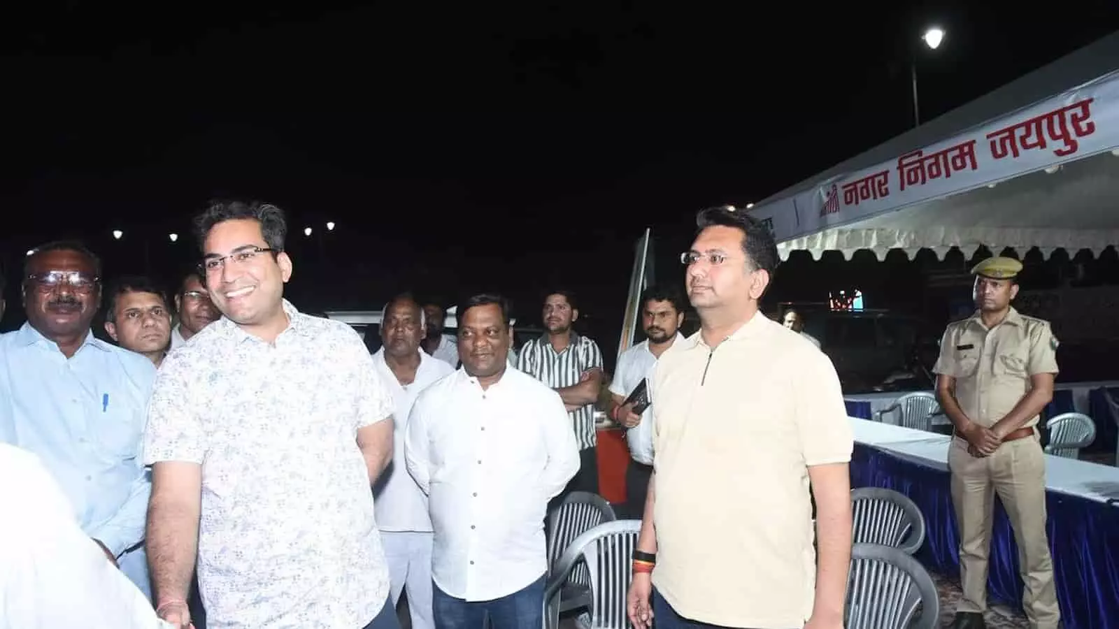 जयपुर के हेरिटेज क्षेत्र में रात्रि सफाई अभियान के दौरान अधिकारियों और कर्मचारियों की बैठक का दृश्य। जयपुर के हेरिटेज क्षेत्र में रात्रि सफाई अभियान के दौरान अधिकारियों और कर्मचारियों की बैठक का दृश्य।