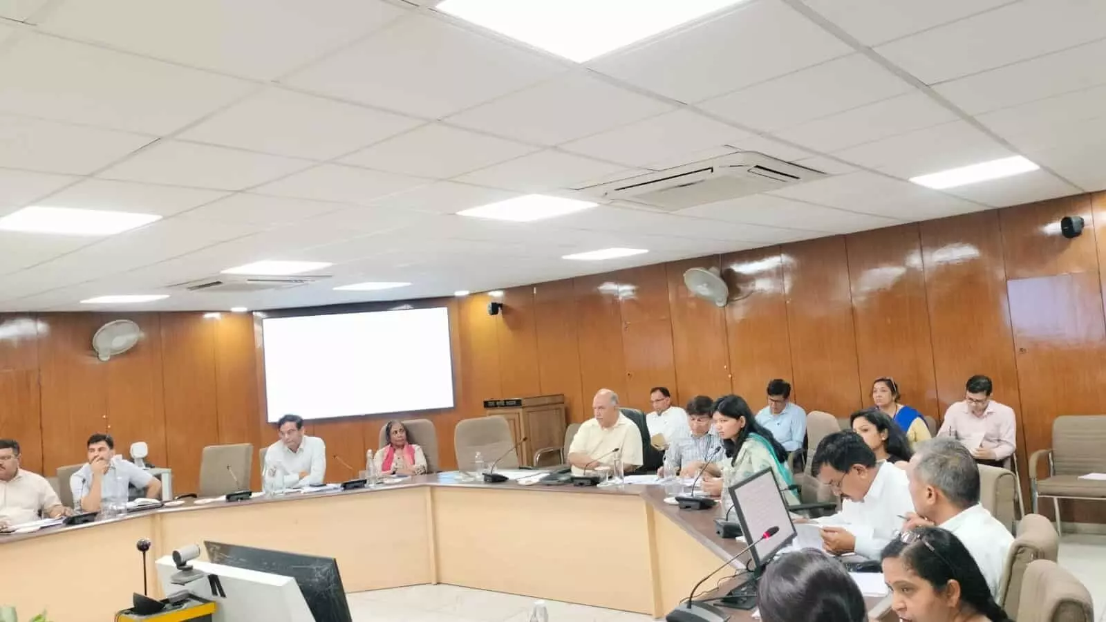 जयपुर के पंत कृषि भवन में अतिरिक्त मुख्य सचिव अभय कुमार की अध्यक्षता में ग्लोबल राजस्थान एग्रीटेक मीट की समीक्षा बैठक होती हुई। जयपुर के पंत कृषि भवन में अतिरिक्त मुख्य सचिव अभय कुमार की अध्यक्षता में ग्लोबल राजस्थान एग्रीटेक मीट की समीक्षा बैठक होती हुई।