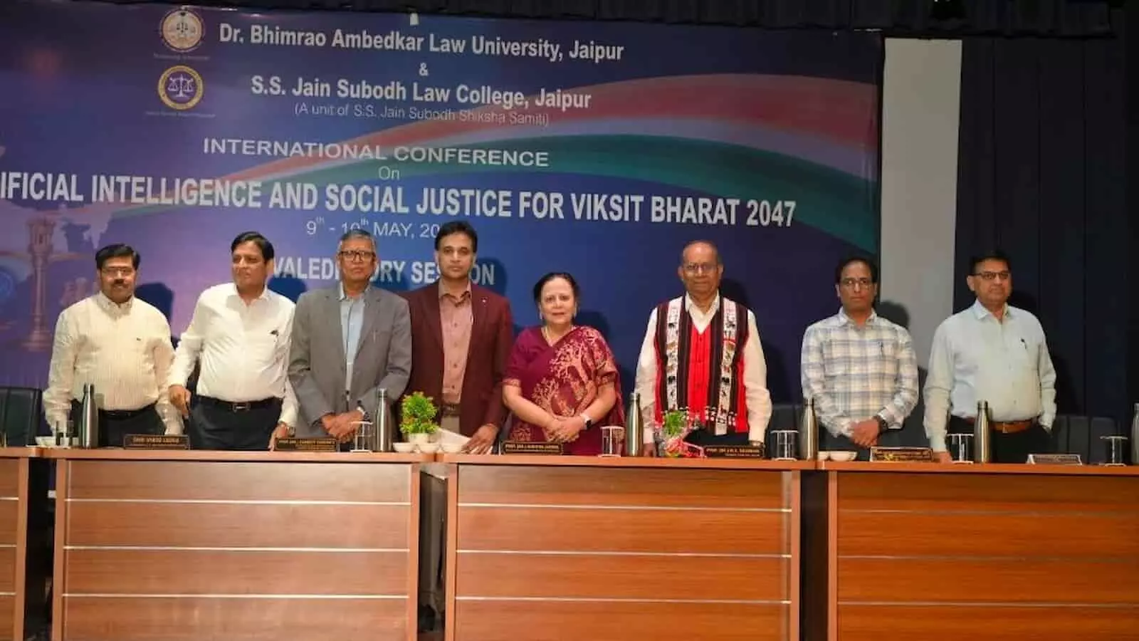 जयपुर में अंतरराष्ट्रीय कॉन्फ्रेंस के समापन सत्र के दौरान मंच पर मौजूद अतिथि और शिक्षाविद। जयपुर में अंतरराष्ट्रीय कॉन्फ्रेंस के समापन सत्र के दौरान मंच पर मौजूद अतिथि और शिक्षाविद।