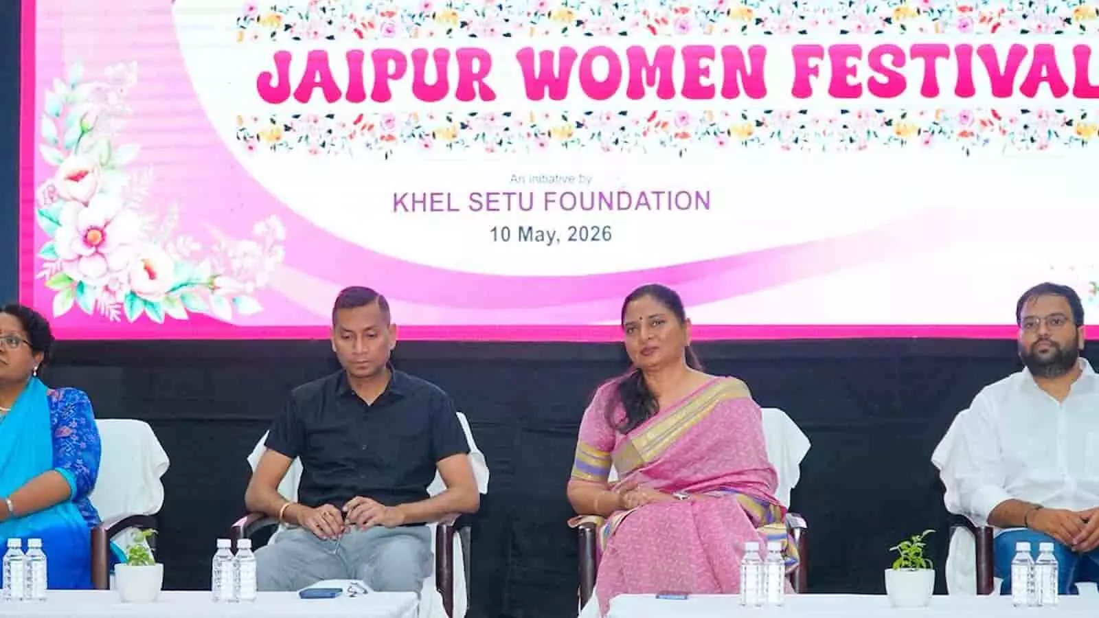 जयपुर विमेन फेस्टिवल के दौरान मंच पर अतिथि को बुके भेंट करते हुए पदाधिकारी और मंचासीन अन्य विशेषज्ञ। जयपुर विमेन फेस्टिवल के दौरान मंच पर अतिथि को बुके भेंट करते हुए पदाधिकारी और मंचासीन अन्य विशेषज्ञ।