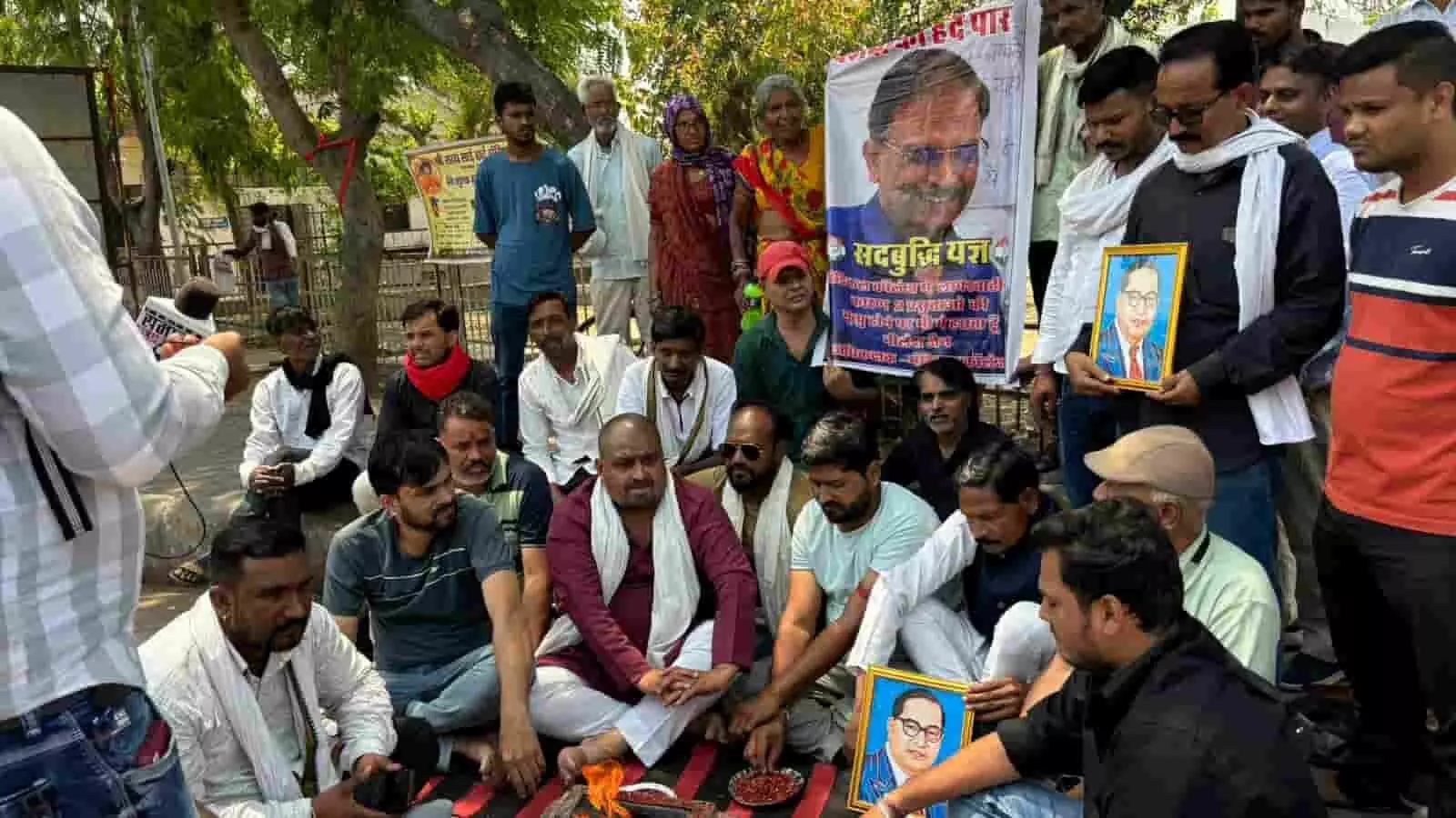 कोटा में न्यू मेडिकल कॉलेज के बाहर कांग्रेस कार्यकर्ता प्रसूताओं की मौत के विरोध में प्रदर्शन करते हुए। कोटा में न्यू मेडिकल कॉलेज के बाहर कांग्रेस कार्यकर्ता प्रसूताओं की मौत के विरोध में प्रदर्शन करते हुए।
