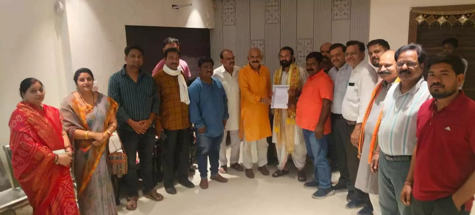 कोटा में ब्राह्मण कल्याण परिषद के सदस्य विधायक संदीप शर्मा को ज्ञापन सौंपते हुए समूह चित्र में दिखाई दे रहे हैं। कोटा में ब्राह्मण कल्याण परिषद के सदस्य विधायक संदीप शर्मा को ज्ञापन सौंपते हुए समूह चित्र में दिखाई दे रहे हैं।
