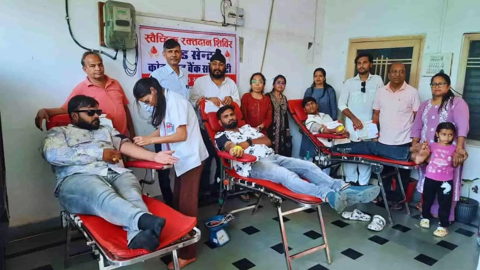 शास्त्री नगर कोटा में विश्व थैलेसीमिया दिवस पर आयोजित शिविर में बेड पर लेटे रक्तदाता और मेडिकल स्टाफ। शास्त्री नगर कोटा में विश्व थैलेसीमिया दिवस पर आयोजित शिविर में बेड पर लेटे रक्तदाता और मेडिकल स्टाफ।