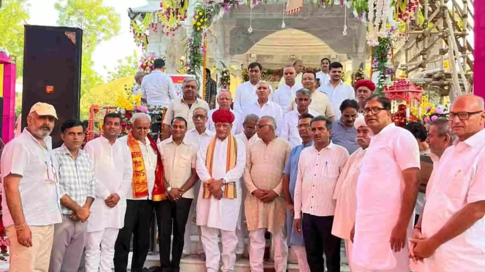 सुमेरपुर के कानेलाव गांव में धुनीश्वर महादेव मंदिर के बाहर देवस्थान मंत्री जोराराम कुमावत और अन्य लोग खड़े हैं। सुमेरपुर के कानेलाव गांव में धुनीश्वर महादेव मंदिर के बाहर देवस्थान मंत्री जोराराम कुमावत और अन्य लोग खड़े हैं।