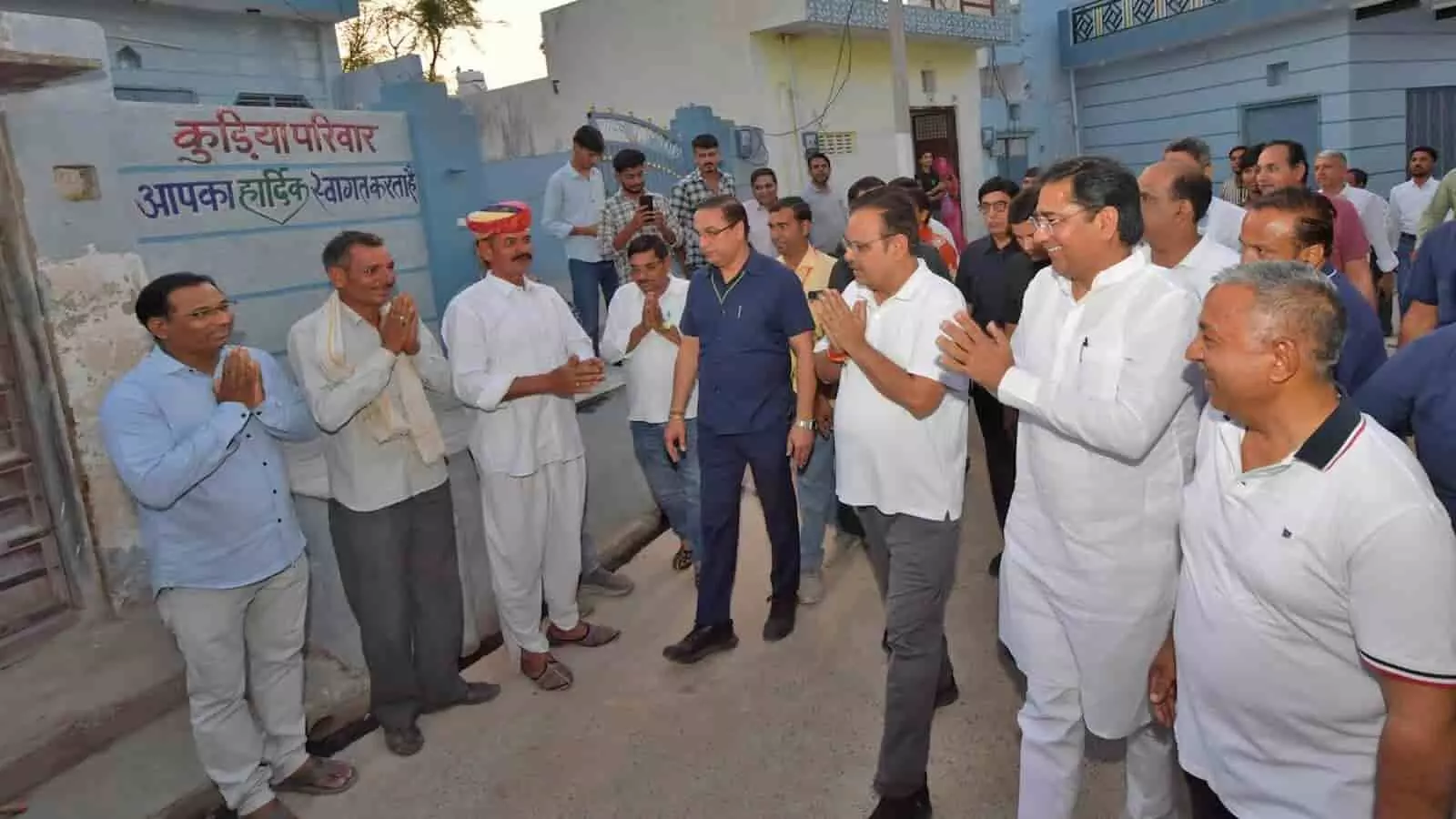 अजमेर के कड़ेल गांव की गलियों में ग्रामीणों से संवाद करते मुख्यमंत्री भजनलाल शर्मा की पैदल यात्रा। अजमेर के कड़ेल गांव की गलियों में ग्रामीणों से संवाद करते मुख्यमंत्री भजनलाल शर्मा की पैदल यात्रा।