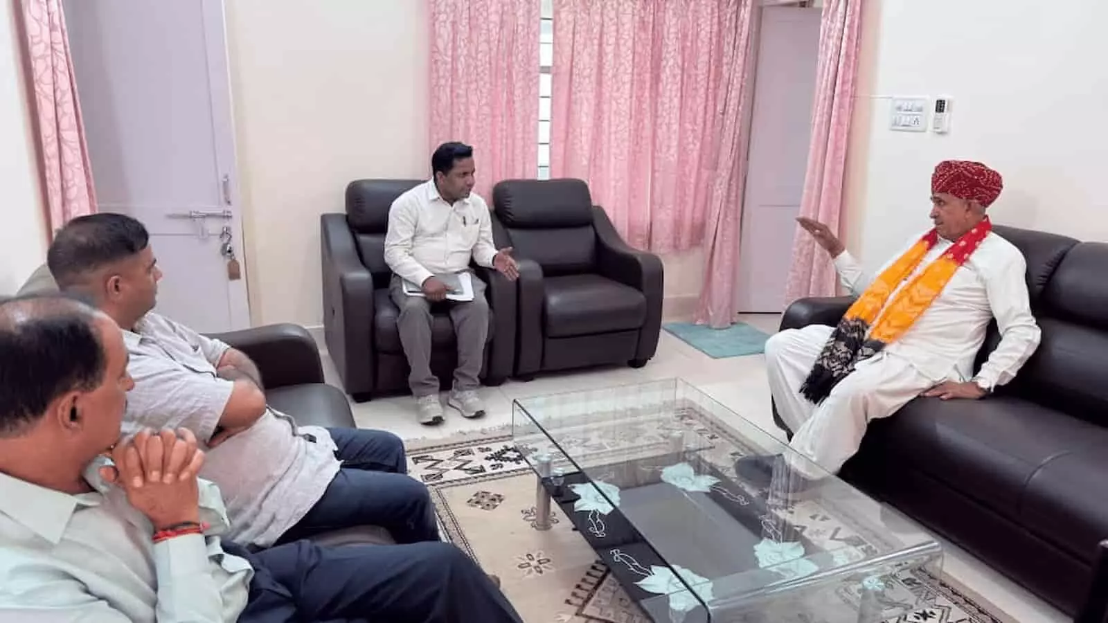 आबू पर्वत सर्किट हाउस में अधिकारियों के साथ विकास परियोजनाओं की समीक्षा बैठक करते सांसद लुंबाराम चौधरी। आबू पर्वत सर्किट हाउस में अधिकारियों के साथ विकास परियोजनाओं की समीक्षा बैठक करते सांसद लुंबाराम चौधरी।