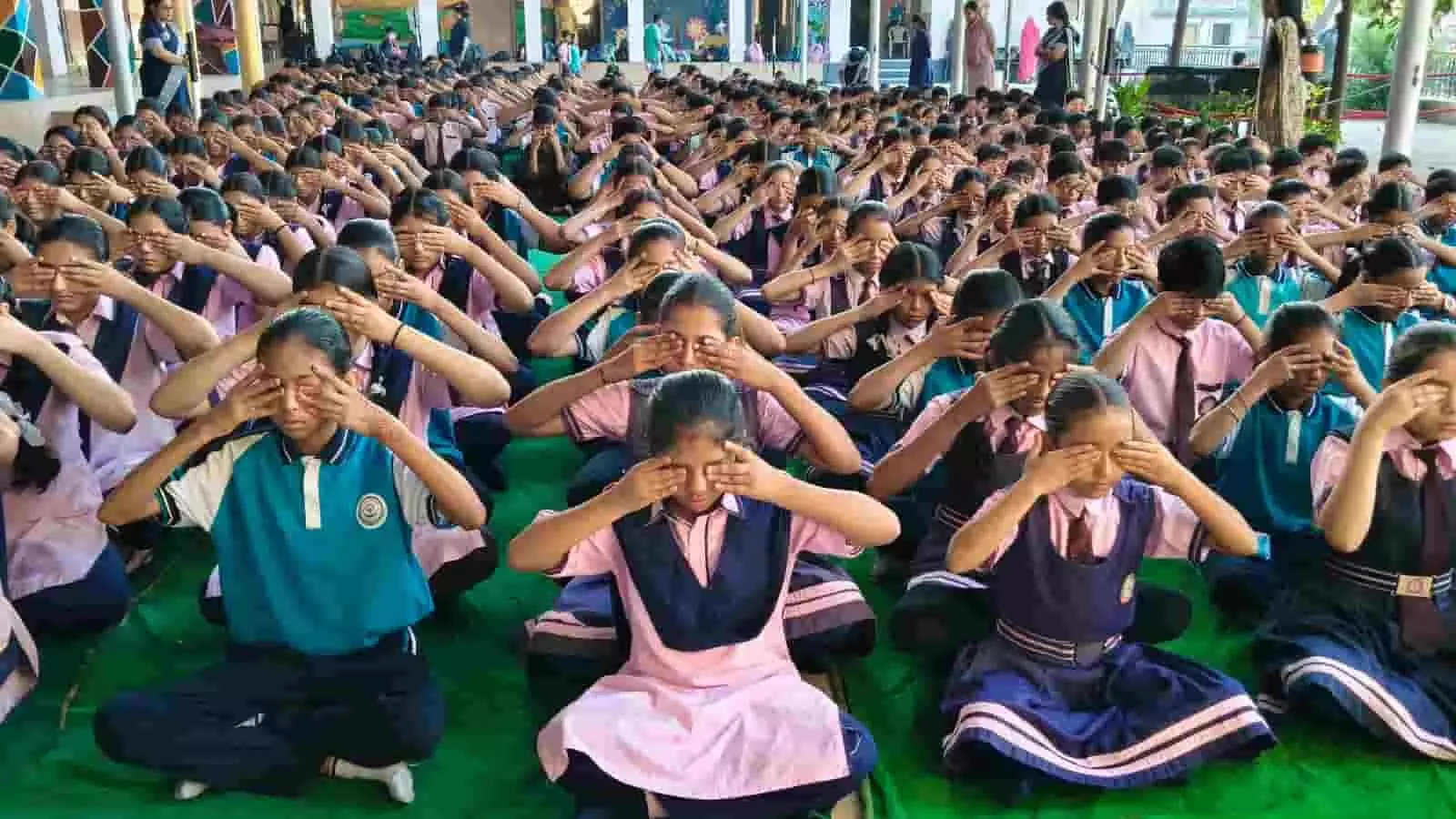 आमेट के विद्यालय प्रांगण में दरी पर बैठकर योग अभ्यास करते छात्र और छात्राएं। आमेट के विद्यालय प्रांगण में दरी पर बैठकर योग अभ्यास करते छात्र और छात्राएं।