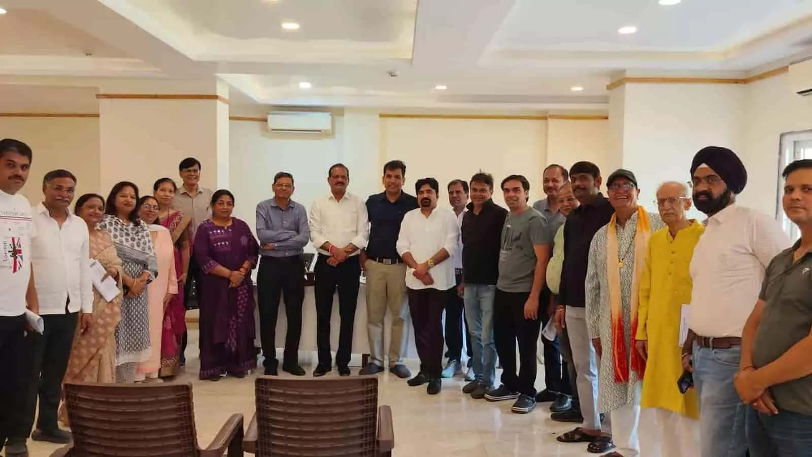 स्काईलाइन हाउसिंग सोसायटी के नवनिर्वाचित पदाधिकारी और सदस्य कोटा में आयोजित आमसभा के दौरान समूह चित्र में दिख रहे हैं। स्काईलाइन हाउसिंग सोसायटी के नवनिर्वाचित पदाधिकारी और सदस्य कोटा में आयोजित आमसभा के दौरान समूह चित्र में दिख रहे हैं।