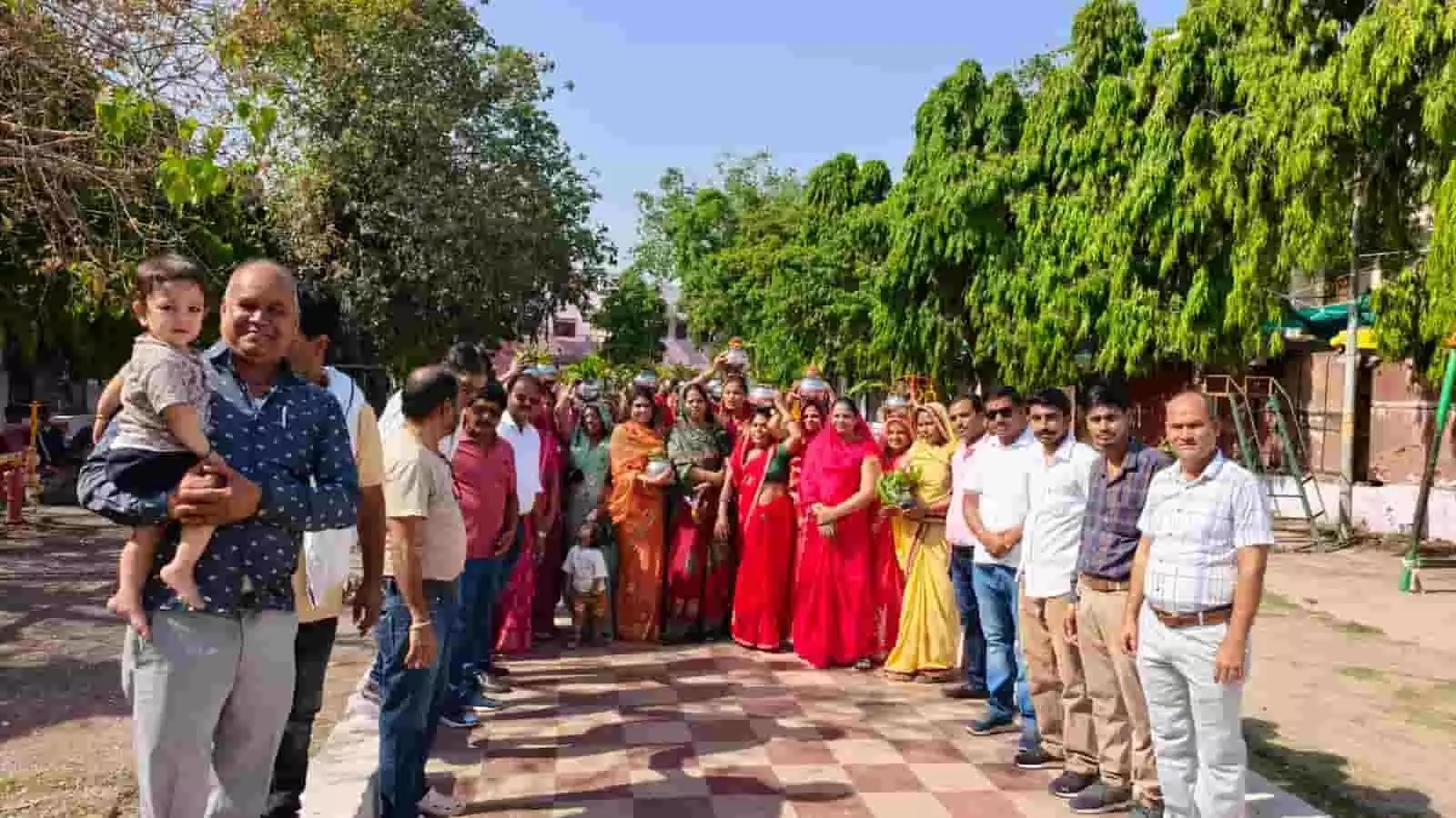 नेहरू गार्डन बेगूं में सोमनाथ विरासत कलश यात्रा के दौरान समूह में खड़े श्रद्धालु और स्थानीय जनप्रतिनिधि। नेहरू गार्डन बेगूं में सोमनाथ विरासत कलश यात्रा के दौरान समूह में खड़े श्रद्धालु और स्थानीय जनप्रतिनिधि।