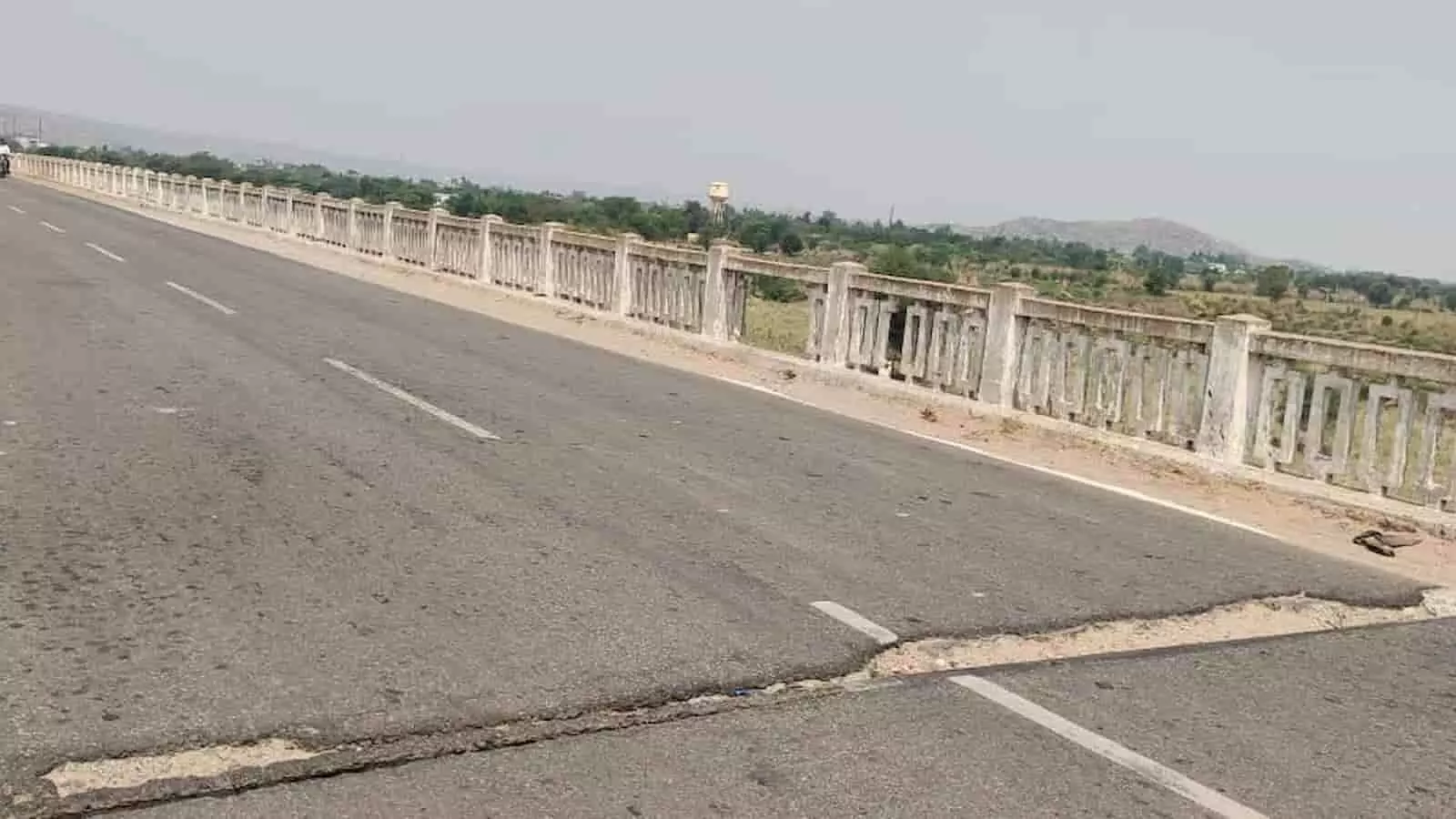 बयाना के गंभीर नदी पुल की सड़क पर क्षतिग्रस्त जॉइंट्स और बड़े गड्ढे दिखाई दे रहे हैं। बयाना के गंभीर नदी पुल की सड़क पर क्षतिग्रस्त जॉइंट्स और बड़े गड्ढे दिखाई दे रहे हैं।