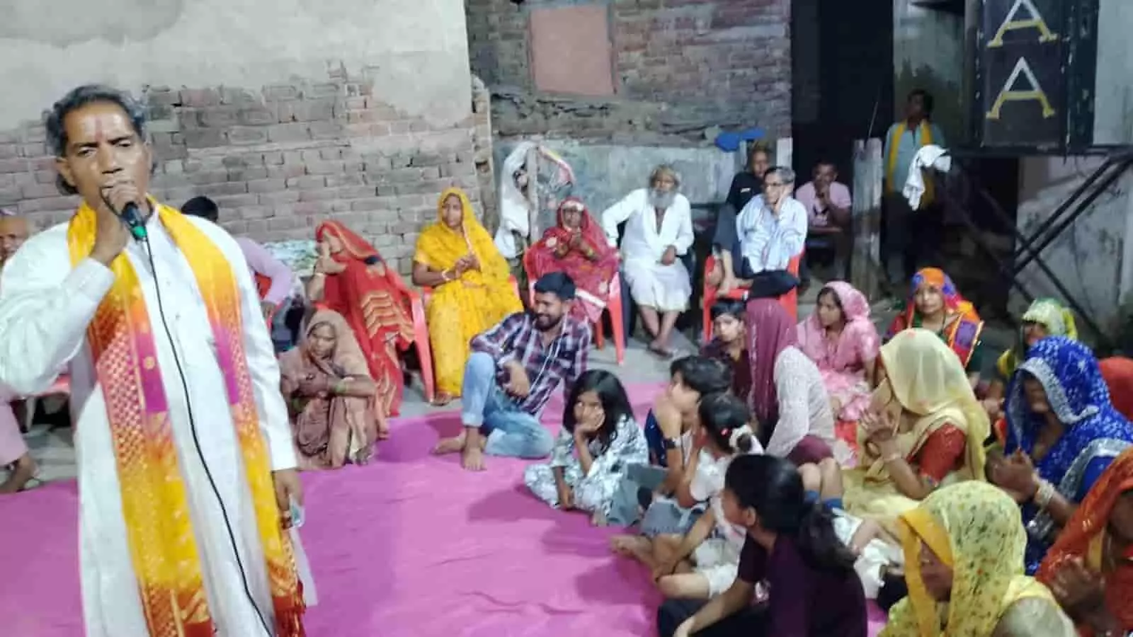 भुसावर के मुण्डायारा में आयोजित रात्रि जागरण में माइक पर भजन गाता कलाकार और नीचे बैठे श्रद्धालु। भुसावर के मुण्डायारा में आयोजित रात्रि जागरण में माइक पर भजन गाता कलाकार और नीचे बैठे श्रद्धालु।
