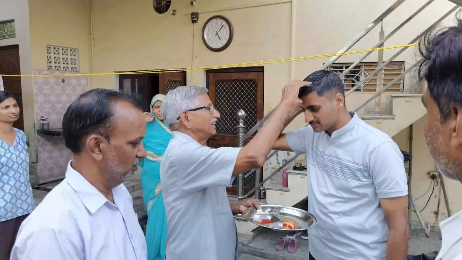 भुसावर में मनीष अग्रवाल का तिलक लगाकर अभिनंदन करते वरिष्ठ स्वयंसेवक और उपस्थित परिजन। भुसावर में मनीष अग्रवाल का तिलक लगाकर अभिनंदन करते वरिष्ठ स्वयंसेवक और उपस्थित परिजन।