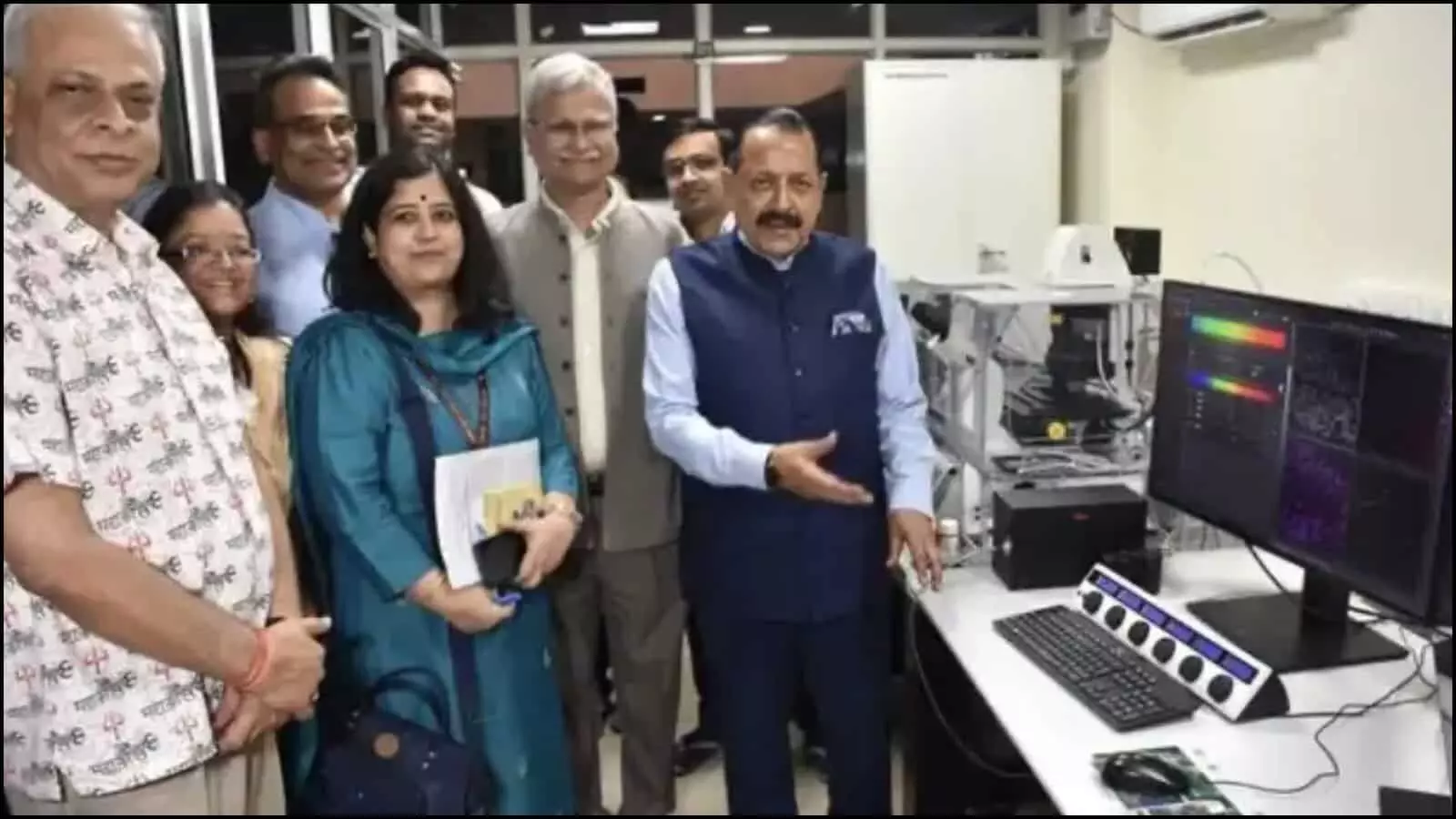बीएचयू के साथी केंद्र में अत्याधुनिक वैज्ञानिक उपकरणों का निरीक्षण करते डॉ. जितेंद्र सिंह।