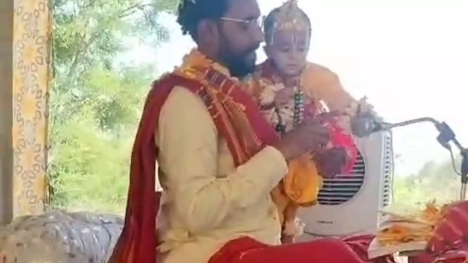 सुहारी के बादशाह की हौद मोक्षधाम में श्रीमद् भागवत कथा के दौरान श्रीकृष्ण स्वरूप के साथ बैठे कथा वाचक। सुहारी के बादशाह की हौद मोक्षधाम में श्रीमद् भागवत कथा के दौरान श्रीकृष्ण स्वरूप के साथ बैठे कथा वाचक।