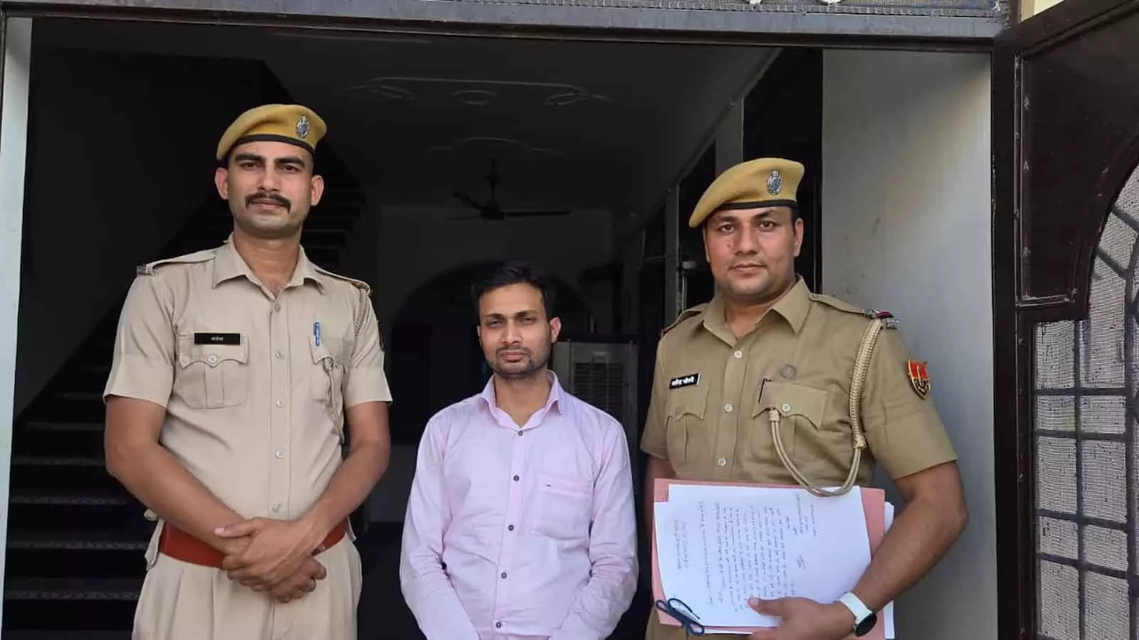 पुलिस वर्दी में दो जवान और बीच में खड़ा व्यक्ति सवाई माधोपुर साइबर थाने के बाहर राशि रिफण्ड होने की जानकारी देते हुए। पुलिस वर्दी में दो जवान और बीच में खड़ा व्यक्ति सवाई माधोपुर साइबर थाने के बाहर राशि रिफण्ड होने की जानकारी देते हुए।
