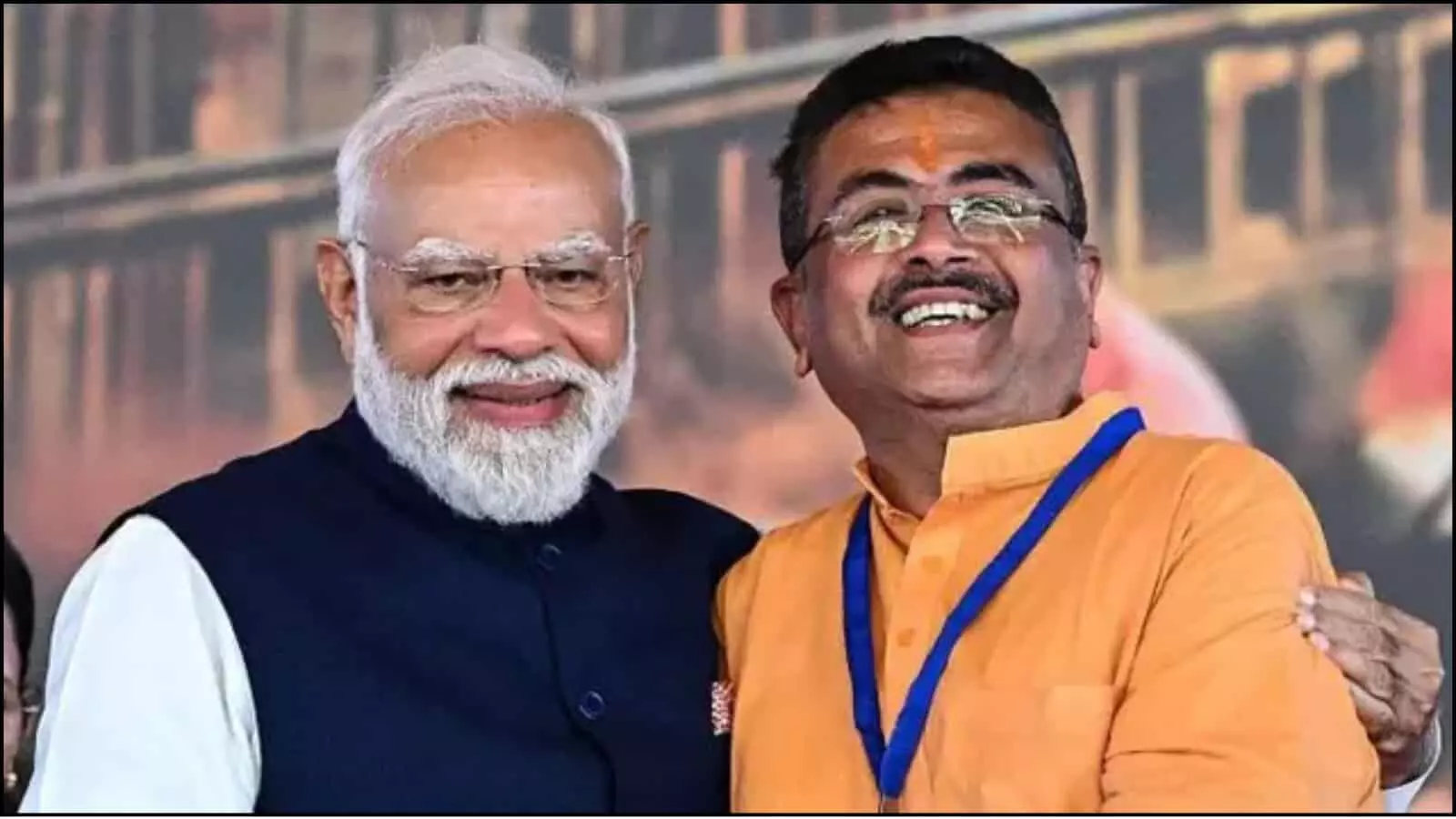 प्रधानमंत्री नरेंद्र मोदी के साथ मुस्कुराते हुए और गले मिलते हुए पश्चिम बंगाल के मुख्यमंत्री शुभेंदु अधिकारी। प्रधानमंत्री नरेंद्र मोदी के साथ मुस्कुराते हुए और गले मिलते हुए पश्चिम बंगाल के मुख्यमंत्री शुभेंदु अधिकारी।