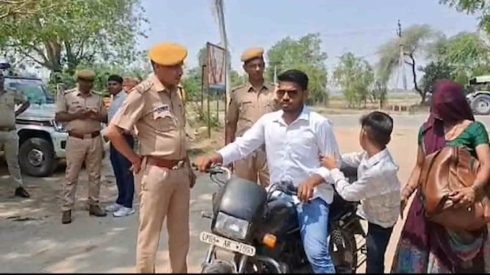 डीग के अऊ गांव में पुलिस अधिकारी सड़क पर बिना हेलमेट बाइक सवार को रोककर समझाते हुए। डीग के अऊ गांव में पुलिस अधिकारी सड़क पर बिना हेलमेट बाइक सवार को रोककर समझाते हुए।