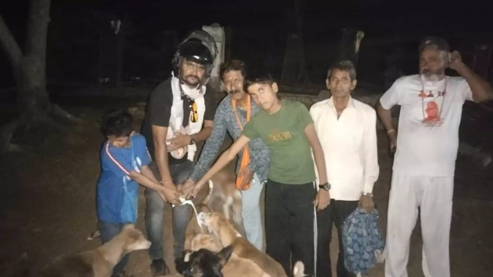 डीग में कालाष्टमी पर केदार साहू और अन्य लोग कुत्तों को दूध पिलाते हुए। डीग में कालाष्टमी पर केदार साहू और अन्य लोग कुत्तों को दूध पिलाते हुए।