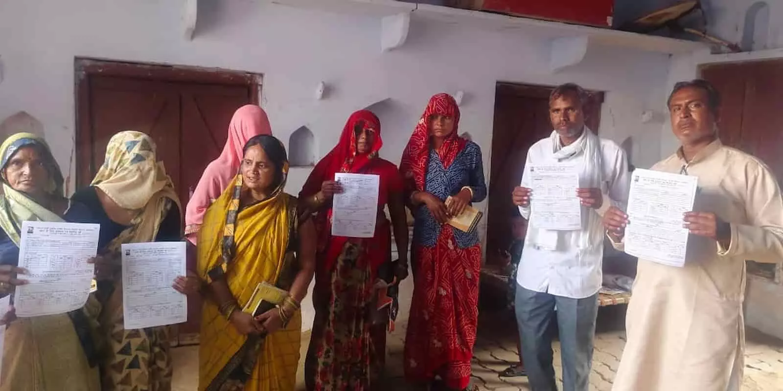 डीग के फतेहपुरकला में रोजगार फॉर्म नंबर 6 हाथ में लिए खड़े ग्रामीण और कांग्रेस कार्यकर्ता। डीग के फतेहपुरकला में रोजगार फॉर्म नंबर 6 हाथ में लिए खड़े ग्रामीण और कांग्रेस कार्यकर्ता।