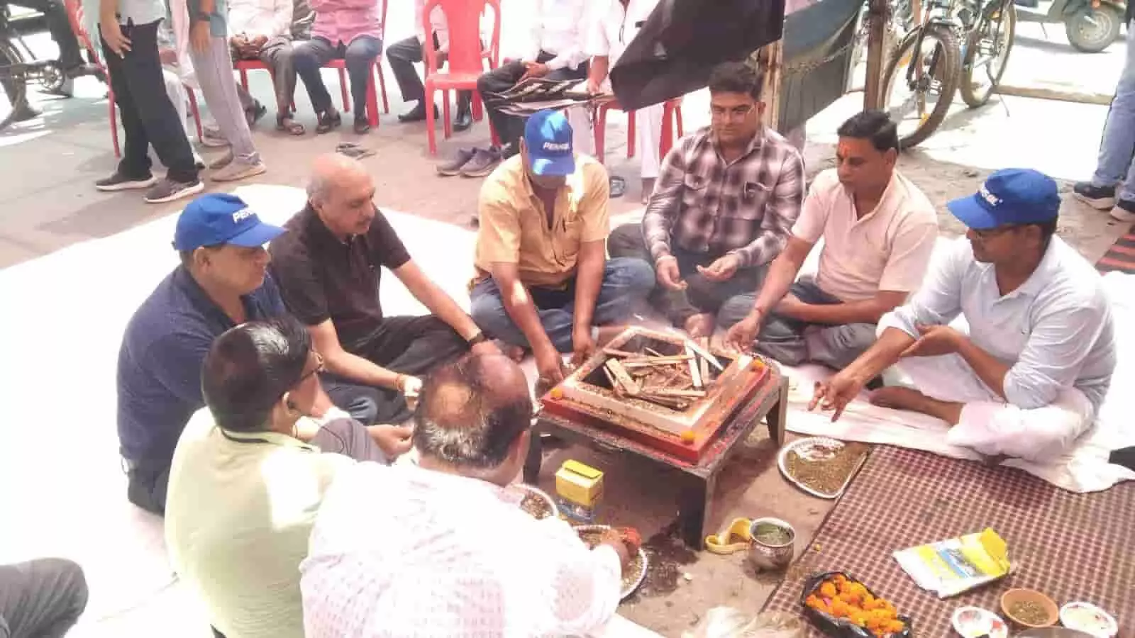 लक्ष्मण मंदिर चौक पर सड़क चौड़ीकरण के विरोध में हवन करते भरतपुर के व्यापारी। लक्ष्मण मंदिर चौक पर सड़क चौड़ीकरण के विरोध में हवन करते भरतपुर के व्यापारी।