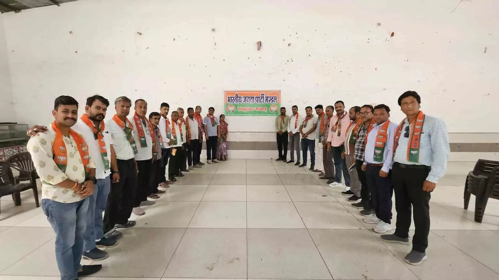 फतहनगर के एक हॉल में आत्मनिर्भर मंडल बैठक के लिए कतारबद्ध खड़े भाजपा कार्यकर्ता और पदाधिकारी। फतहनगर के एक हॉल में आत्मनिर्भर मंडल बैठक के लिए कतारबद्ध खड़े भाजपा कार्यकर्ता और पदाधिकारी।
