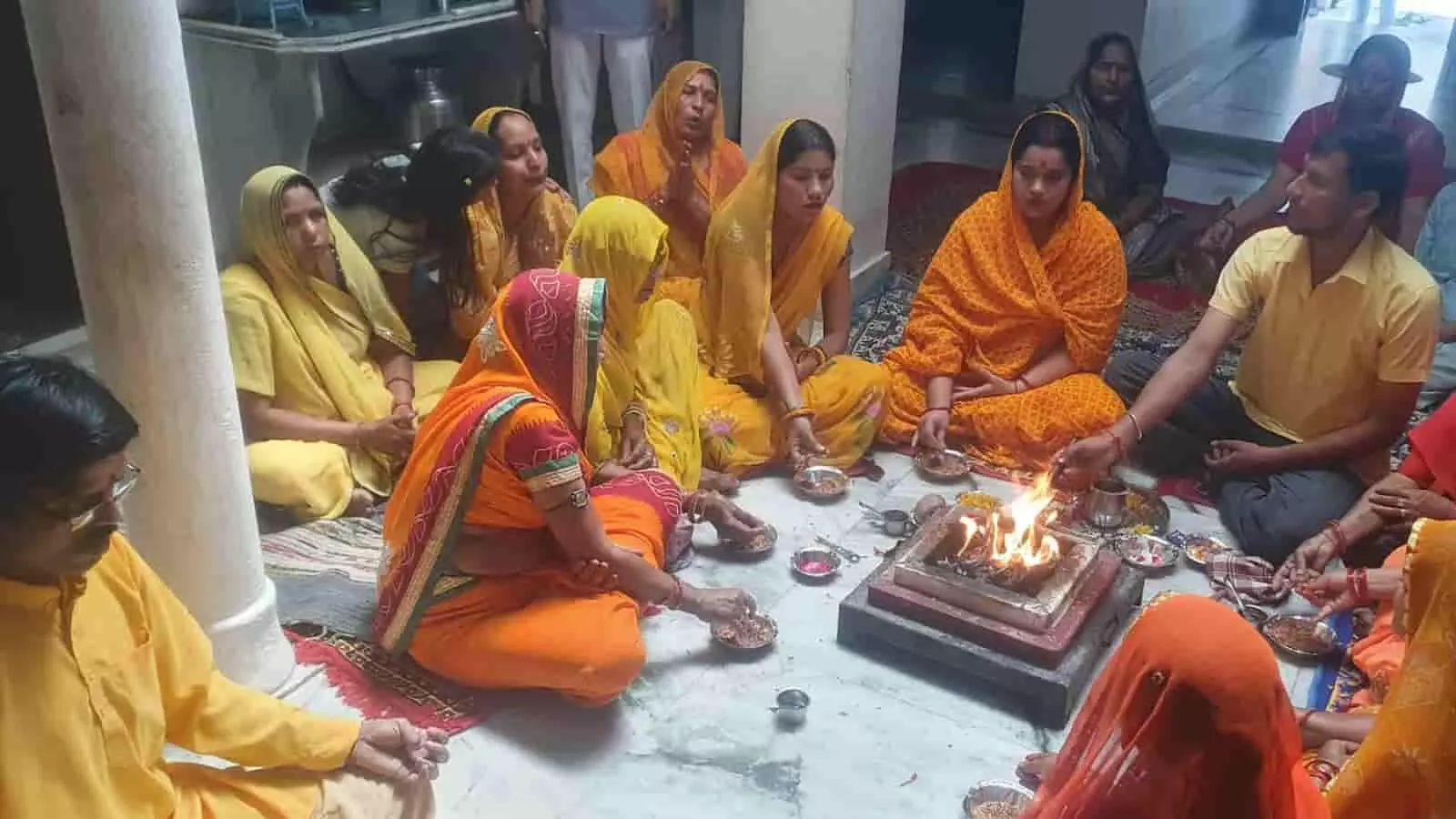 मावली में आयोजित गायत्री यज्ञ के दौरान हवन कुंड के पास बैठकर आहुति देते हुए श्रद्धालु। मावली में आयोजित गायत्री यज्ञ के दौरान हवन कुंड के पास बैठकर आहुति देते हुए श्रद्धालु।