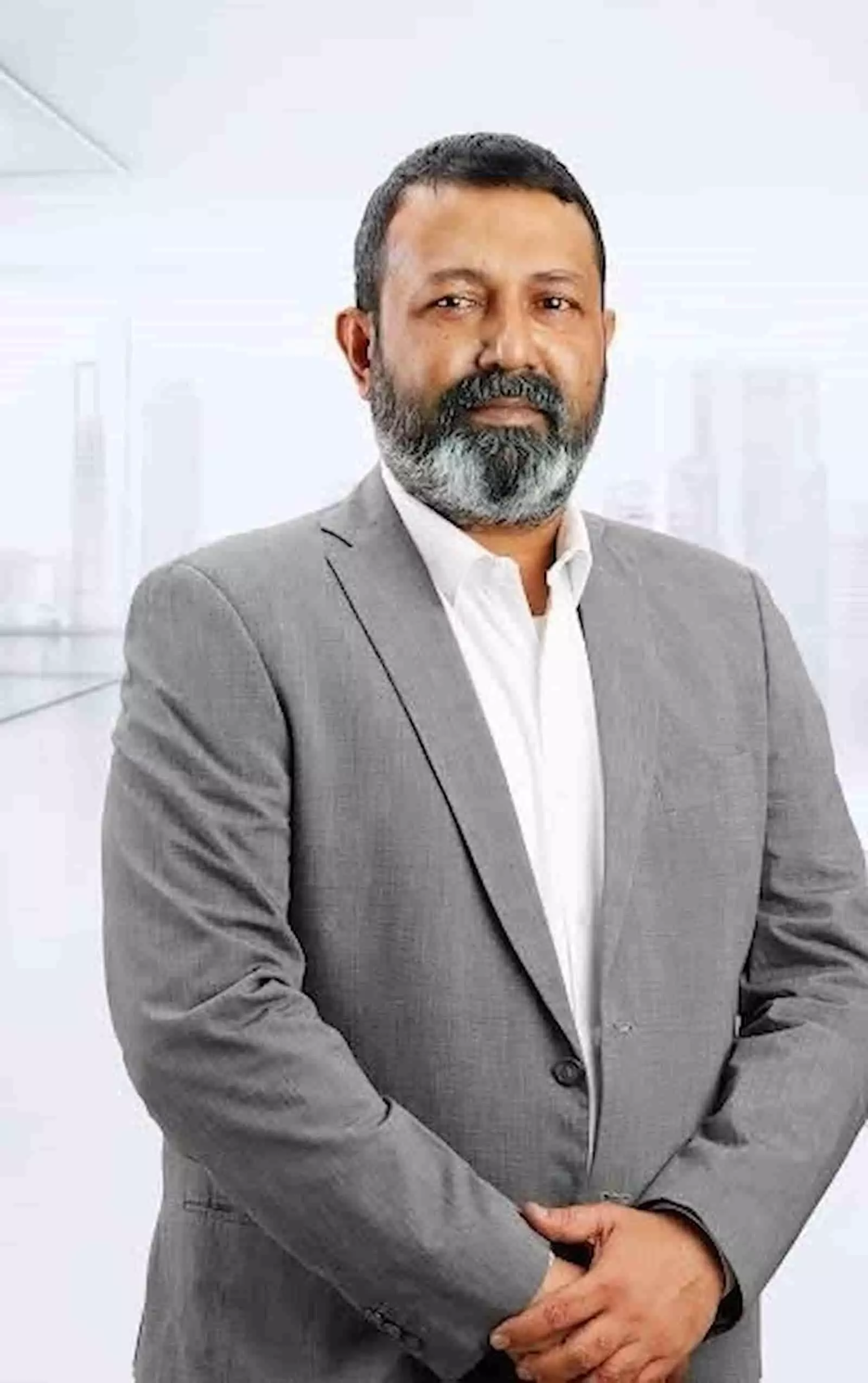 ग्रे सूट पहने रविंद्र शर्मा कार्यालय के बैकग्राउंड में एसबीआई लाइफ मदर्स डे अभियान की जानकारी देते हुए। ग्रे सूट पहने रविंद्र शर्मा कार्यालय के बैकग्राउंड में एसबीआई लाइफ मदर्स डे अभियान की जानकारी देते हुए।