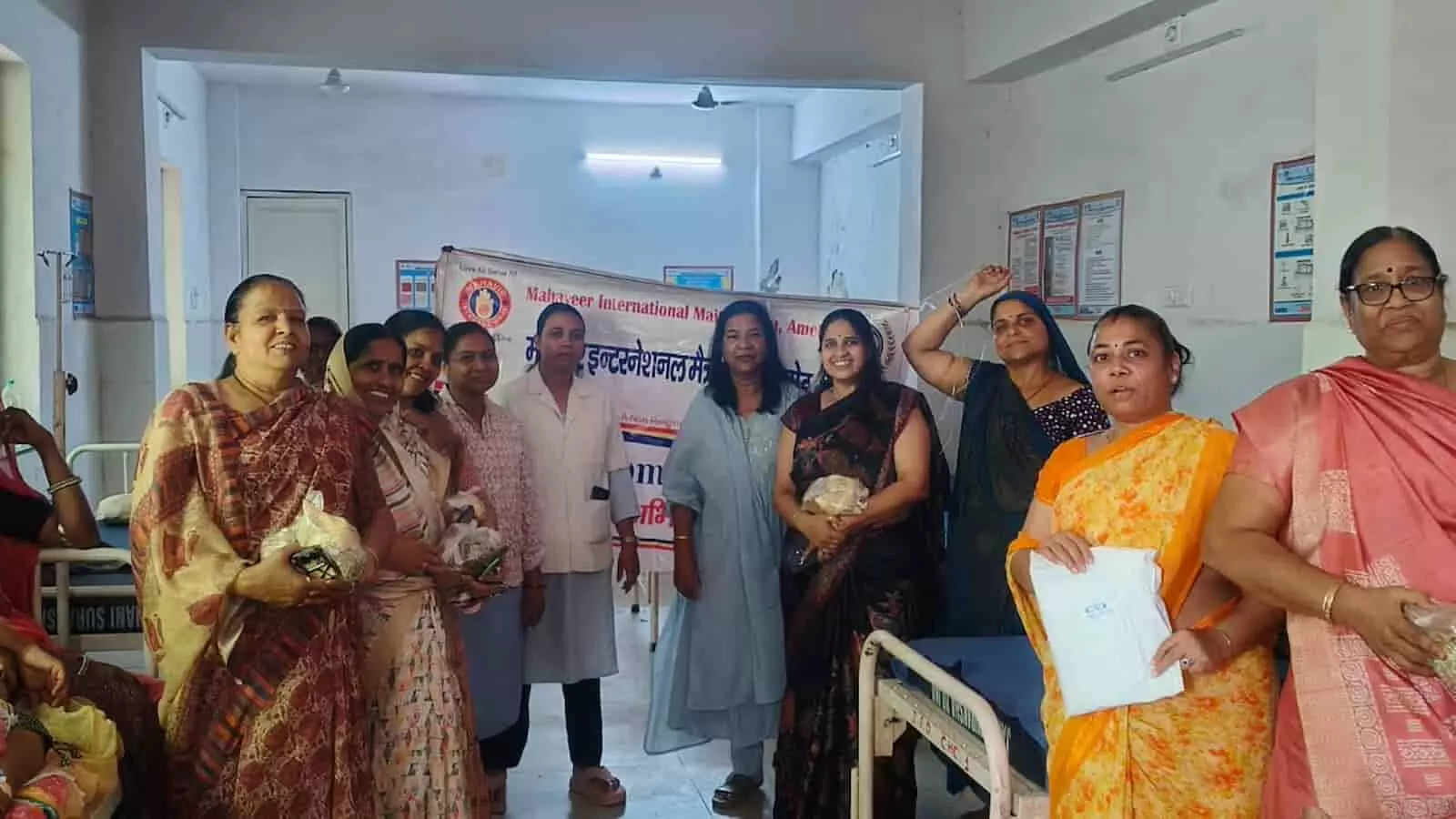 आमेट के सामुदायिक स्वास्थ्य केंद्र में महावीर इंटरनेशनल की महिलाएं गर्भवती महिलाओं को बेबी किट वितरित कर रही हैं। आमेट के सामुदायिक स्वास्थ्य केंद्र में महावीर इंटरनेशनल की महिलाएं गर्भवती महिलाओं को बेबी किट वितरित कर रही हैं।