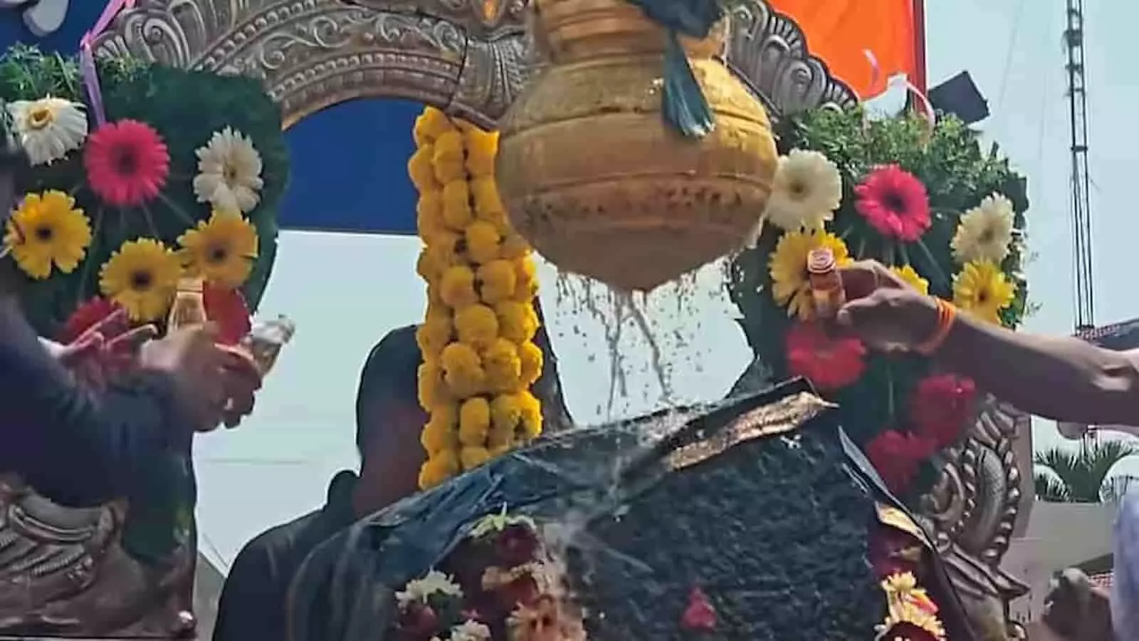 मंदिर में शनिदेव की शिला पर सरसों का तेल और फूल अर्पित करते हुए श्रद्धालु का हाथ। मंदिर में शनिदेव की शिला पर सरसों का तेल और फूल अर्पित करते हुए श्रद्धालु का हाथ।