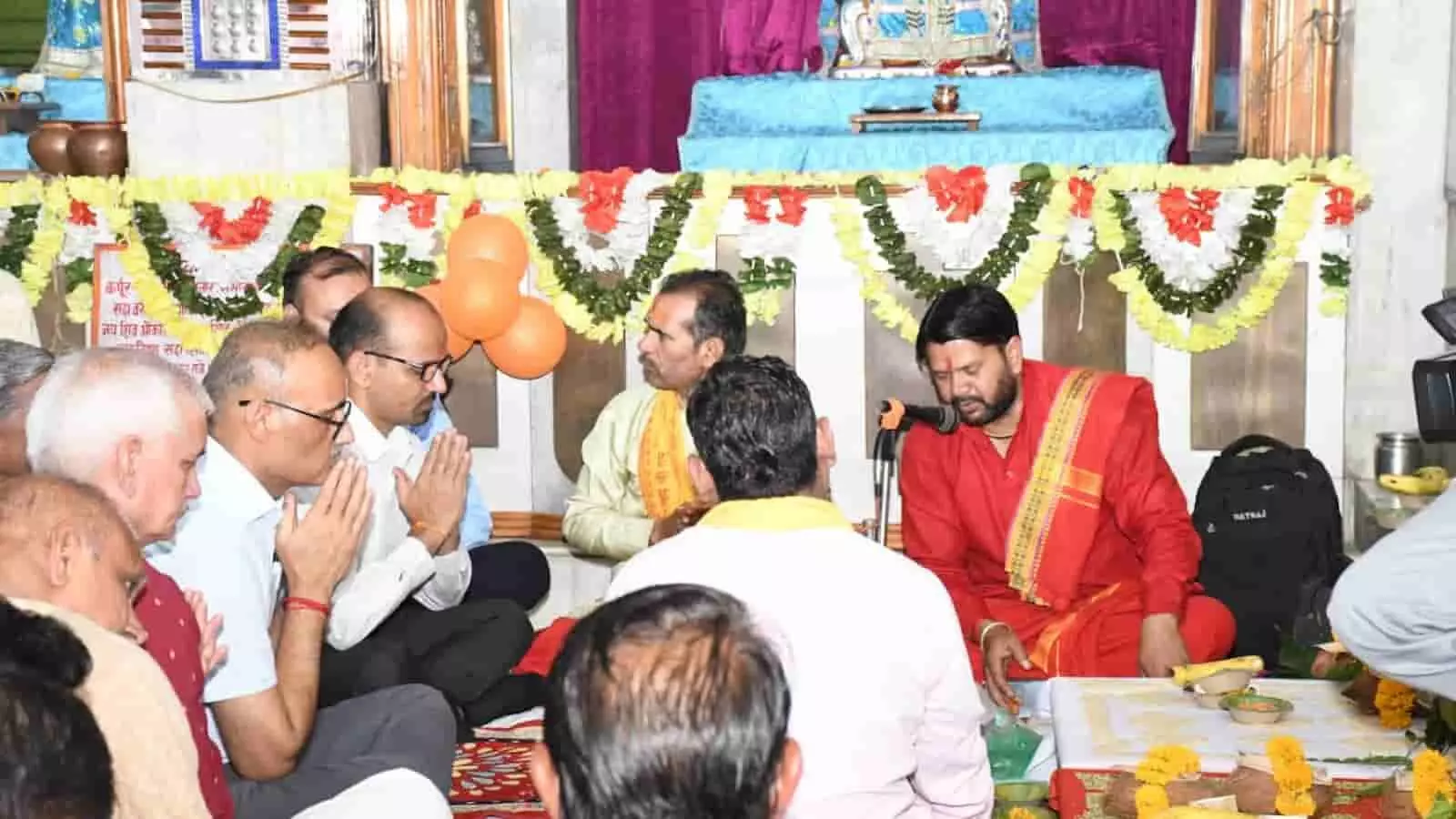 सवाई माधोपुर के विजयेश्वर महादेव मंदिर में सोमनाथ स्वाभिमान पर्व पर पूजा करते जिला कलक्टर और अन्य लोग।