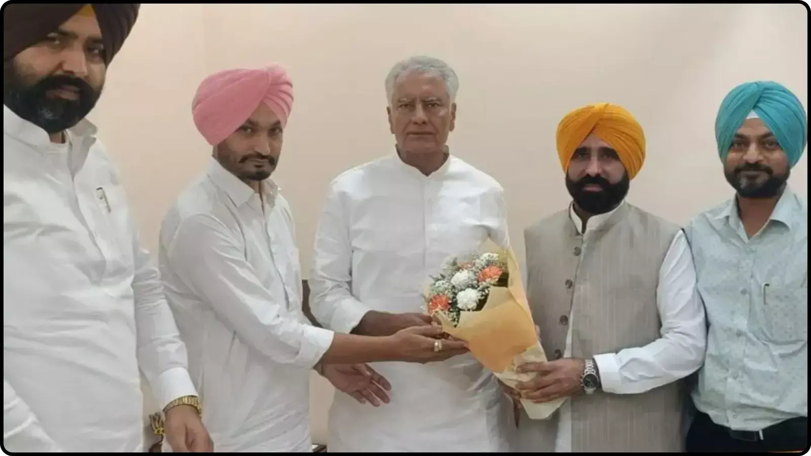 सफेद कुर्ता-पायजामा और पगड़ी पहने व्यक्ति राजनीतिक मंच पर भाजपा नेताओं के साथ खड़े होकर गुलदस्ता लेते हुए। सफेद कुर्ता-पायजामा और पगड़ी पहने व्यक्ति राजनीतिक मंच पर भाजपा नेताओं के साथ खड़े होकर गुलदस्ता लेते हुए।