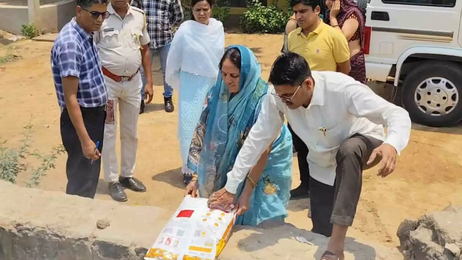 सवाई माधोपुर के बालगृह में सचिव समीक्षा गौतम अधिकारियों के साथ खराब खाद्य सामग्री का निरीक्षण कर रही हैं।