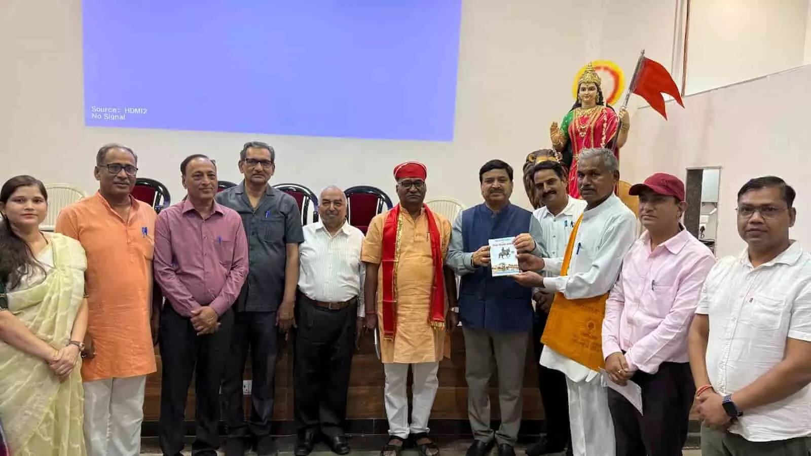 प्रताप गौरव केंद्र उदयपुर में डॉ. बालमुकुंद पाण्डेय और अन्य सदस्य पुस्तक विमोचन कार्यक्रम में सम्मिलित होते हुए।