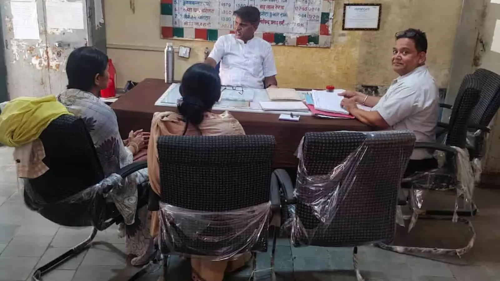 गंगापुर सिटी के विद्यालय में अधिकारियों के साथ बैठक करतीं आंगनबाड़ी कार्यकर्ता और महिला सुपरवाइजर।