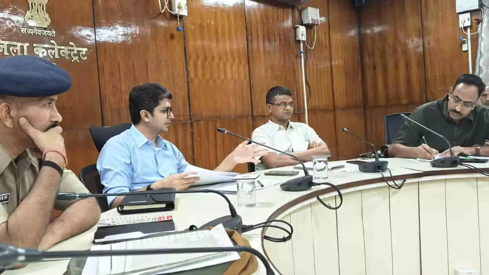 करौली कलेक्ट्रेट सभागार में जिला कलक्टर अक्षय गोदारा अधिकारियों के साथ समीक्षा बैठक करते हुए।