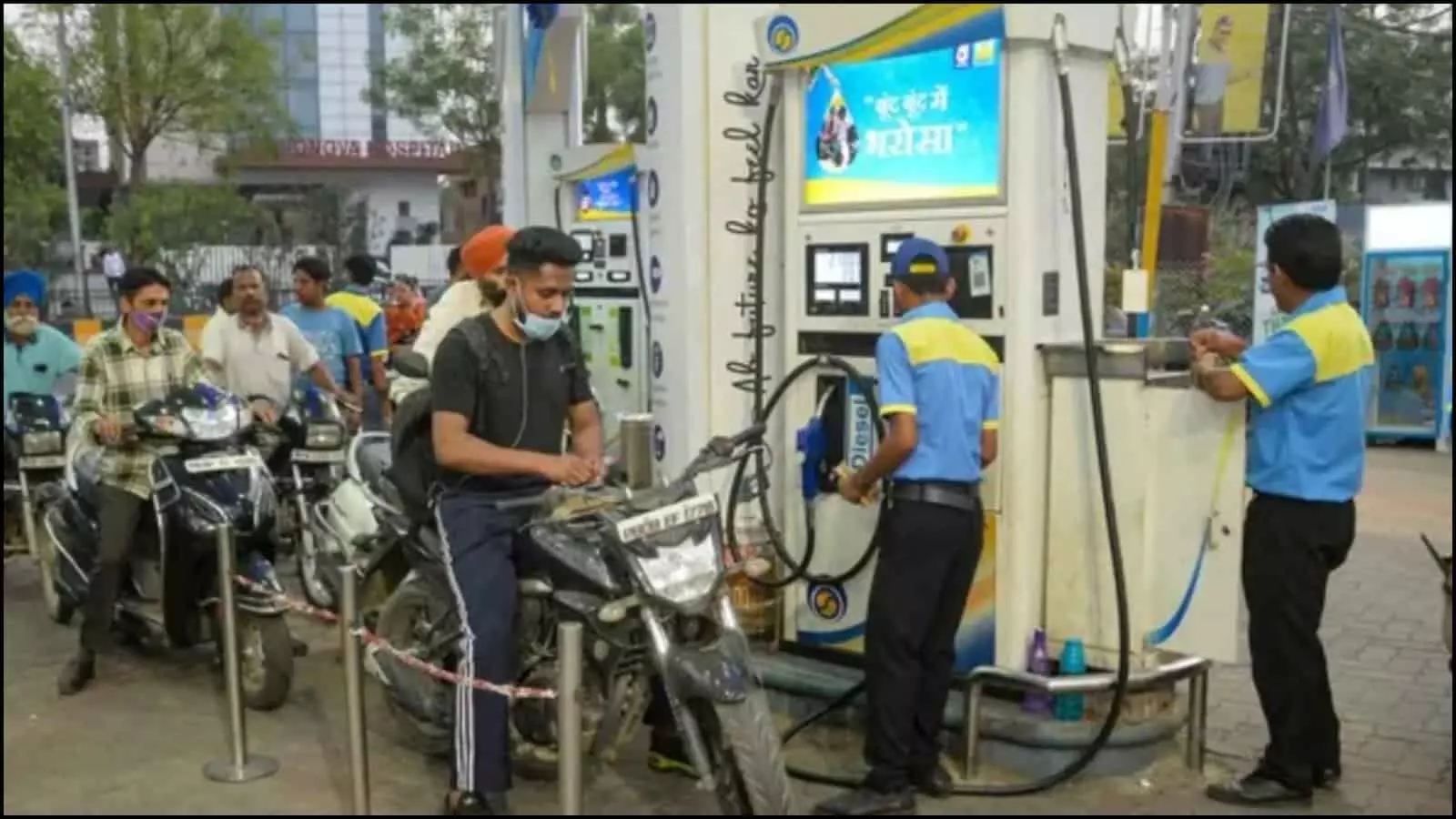 एक भारतीय पेट्रोल पंप पर कतार में खड़े दुपहिया वाहन चालक और तेल भरता कर्मचारी। एक भारतीय पेट्रोल पंप पर कतार में खड़े दुपहिया वाहन चालक और तेल भरता कर्मचारी।