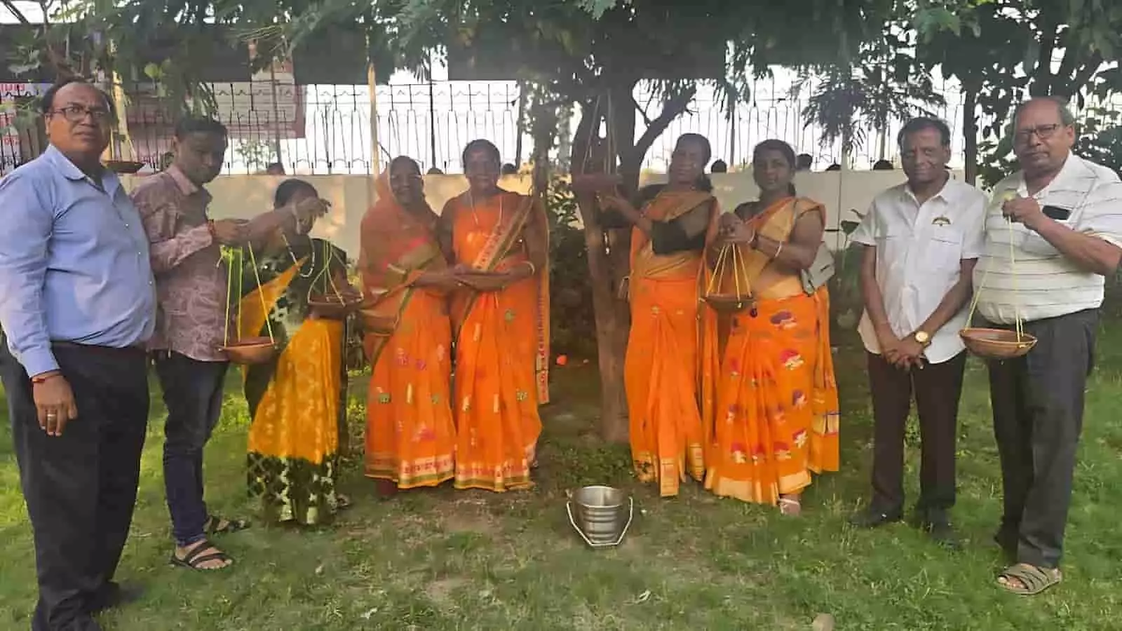 गीता भवन गार्डन में श्री अग्रसेन सोशल ग्रुप के सदस्य पक्षियों के लिए मिट्टी के परिंडे बांधते हुए।