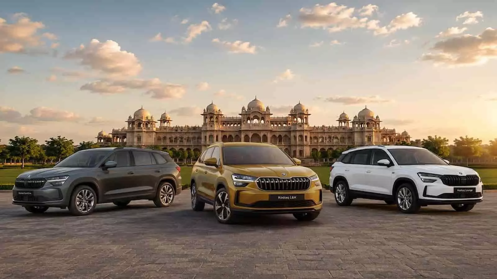 स्कोडा कोडिएक के तीन नए लग्जरी एसयूवी मॉडल भारतीय महल के सामने सड़क पर खड़े हैं। स्कोडा कोडिएक के तीन नए लग्जरी एसयूवी मॉडल भारतीय महल के सामने सड़क पर खड़े हैं।