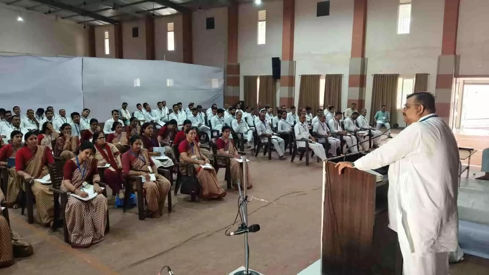 स्वामी विवेकानंद स्कूल कोटा में प्रधानाचार्य प्रशिक्षण वर्ग को संबोधित करते संगठन मंत्री रवि कुमार।