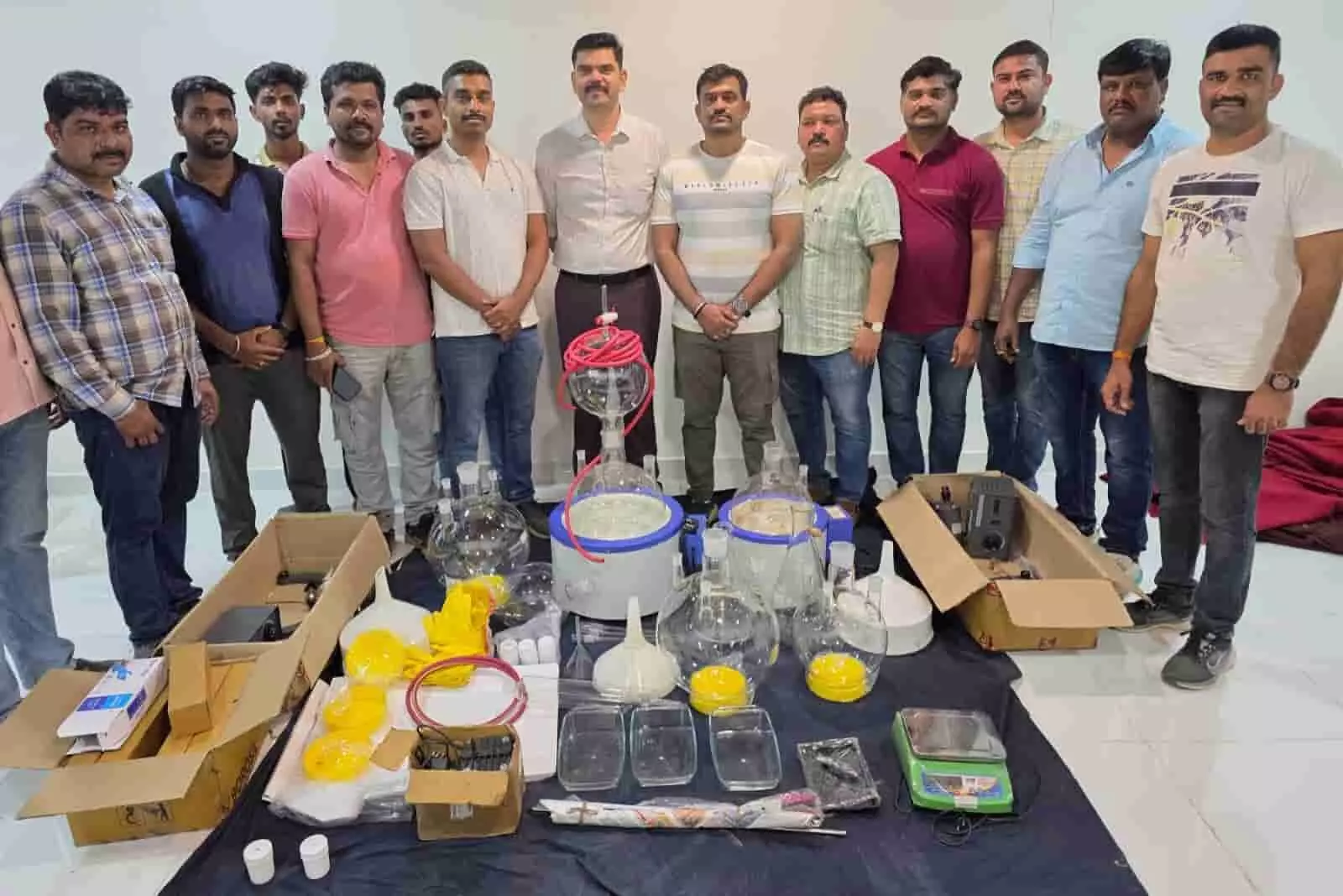 मीरा भाईंदर क्राइम ब्रांच पुलिस टीम जप्त नशीले पदार्थों और लैब उपकरणों के साथ खड़ी है। मीरा भाईंदर क्राइम ब्रांच पुलिस टीम जप्त नशीले पदार्थों और लैब उपकरणों के साथ खड़ी है।