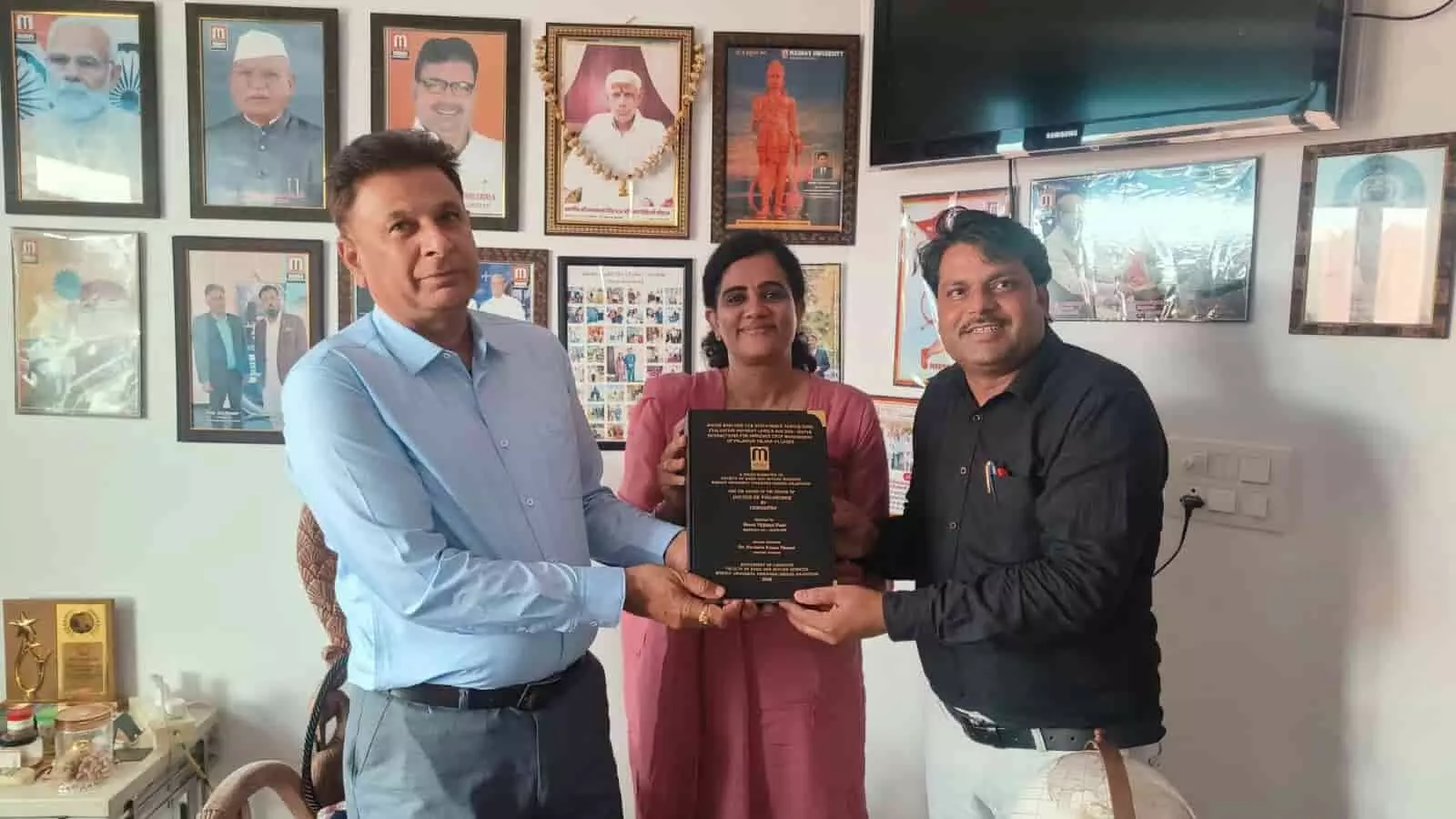 माधव विश्वविद्यालय में शोधार्थी भारती विरजीभाई पटेल को विशेषज्ञों द्वारा पीएचडी डिग्री की शोध प्रति प्रदान करते हुए। माधव विश्वविद्यालय में शोधार्थी भारती विरजीभाई पटेल को विशेषज्ञों द्वारा पीएचडी डिग्री की शोध प्रति प्रदान करते हुए।