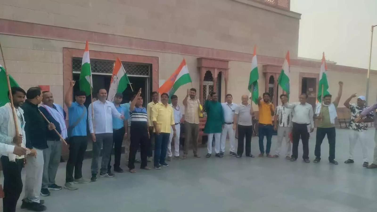 गंगापुर सिटी रेलवे स्टेशन के बाहर हाथों में झंडे लेकर विरोध प्रदर्शन करते रेलवे कर्मचारी और मजदूर संघ के सदस्य। गंगापुर सिटी रेलवे स्टेशन के बाहर हाथों में झंडे लेकर विरोध प्रदर्शन करते रेलवे कर्मचारी और मजदूर संघ के सदस्य।