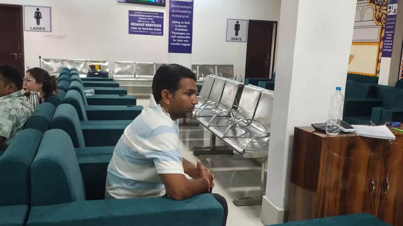 सवाई माधोपुर जंक्शन के नए प्रीमियम एसी प्रतीक्षालय में सोफे पर बैठे यात्री और सुविधाएं। सवाई माधोपुर जंक्शन के नए प्रीमियम एसी प्रतीक्षालय में सोफे पर बैठे यात्री और सुविधाएं।
