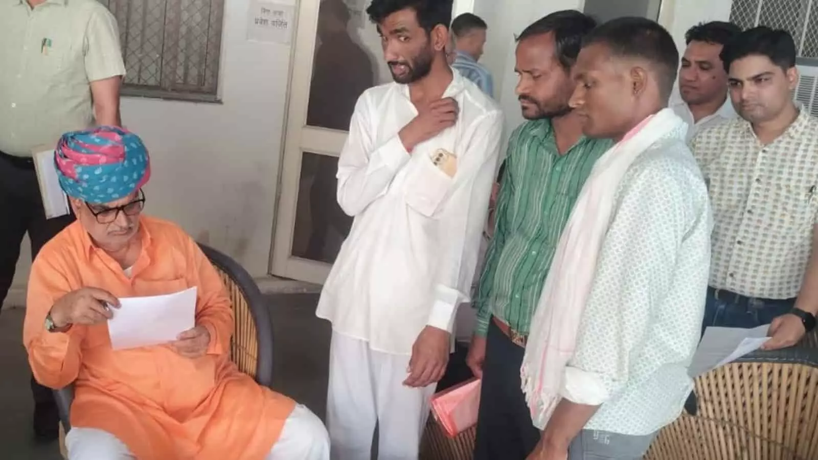 मंत्री जाबर सिंह खर्रा को भूमि आवंटन हेतु ज्ञापन सौंपते समिधा संस्थान के पदाधिकारी और सदस्य। मंत्री जाबर सिंह खर्रा को भूमि आवंटन हेतु ज्ञापन सौंपते समिधा संस्थान के पदाधिकारी और सदस्य।