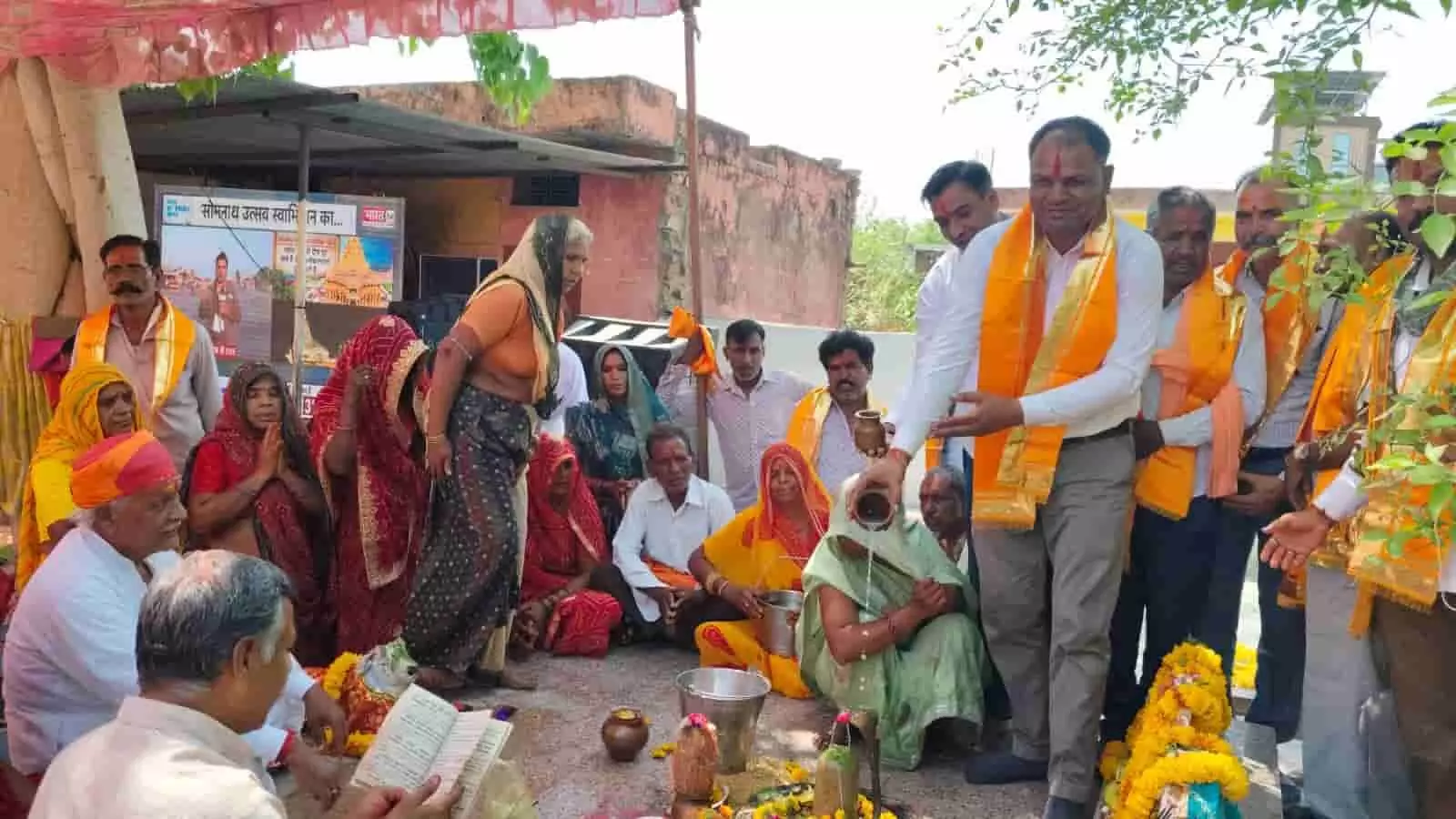 आकोला के पिपलेश्वर महादेव मंदिर में सोमनाथ स्वाभिमान पर्व पर शिवलिंग का अभिषेक करते श्रद्धालु और भाजपा पदाधिकारी। आकोला के पिपलेश्वर महादेव मंदिर में सोमनाथ स्वाभिमान पर्व पर शिवलिंग का अभिषेक करते श्रद्धालु और भाजपा पदाधिकारी।
