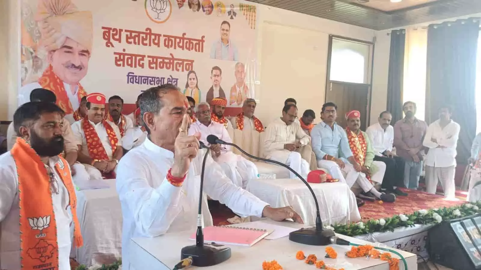 झाड़ोल में आयोजित भाजपा कार्यकर्ता सम्मेलन के दौरान मंच पर भाषण देते प्रदेश अध्यक्ष मदन राठौड़। झाड़ोल में आयोजित भाजपा कार्यकर्ता सम्मेलन के दौरान मंच पर भाषण देते प्रदेश अध्यक्ष मदन राठौड़।